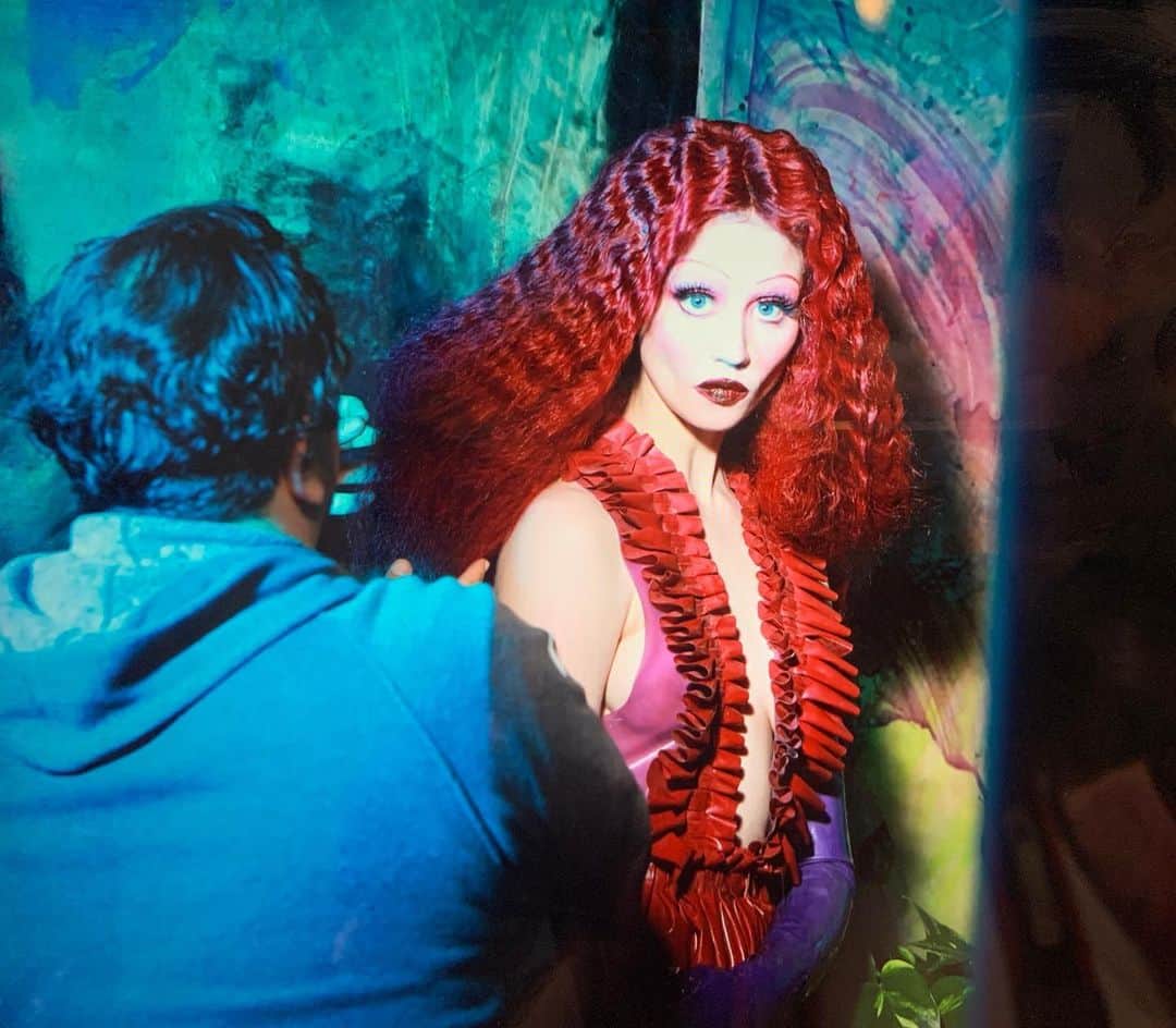アリソン・ハーバードのインスタグラム：「BTS 🖼  Flutter Experience Series @flutterexperience  LA’s New Interactive Art Experience Is "Beautiful, Weird, & Mesmerizing". Installation created by artist @jillianmayer Photographer: Sequoia Emmanuelle @sequoiaemmanuelle  Photo Assistant: @ozzie__g__ Make-up Artist: Debra Macki @debramacki Stylist: Devi @i_am_devi_ Hair: Pavy Olivarez @pavyartist Latex Outfit by Alabama Blonde @alabamablonde」
