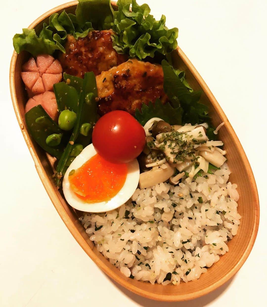 のインスタグラム：「昨日のお弁当(*^o^*) 前日の鳥のつくねのストックより( ^ω^ )  あとは、スナップエンドウの胡麻和え、キノコマリネ、トマト、茹で卵、ウィンナーです。  昨日は軽く暑いくらいの1日でしたね！  と思ったら今日から寒いし。  みなさん体調にはお気をつけくださいね！  #甘糟ご飯#ご飯#昼ごはん#ランチ#ランチボックス#弁当#曲げわっぱ#わっぱ弁当 #鳥のつくね#japanese#japanesestyle #japanesefood #bento#lunch#lunchbox」