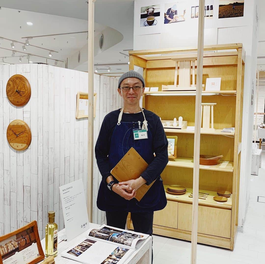 naoko tawaraのインスタグラム：「昨日は阪神百貨店で開催している@nicethingsmagazine さんのイベントへ。お世話になってる作り手の方が多数出展されていて、お話ししてたらあっという間に時間が過ぎてました。 会場もアットホームな空気感で、山内さんのFACESHOPとか、親子で参加されていて、わたしも次回こそは娘と参加したいと強く誓いました。 写真は @woodpecker2007 さん。 新作の神棚『GIRIDO』の扉を開けるとギリ戸特有の音が鳴り、まさに神社の御戸と同じ音でした。福井さんには説明いただきながら、その所作も含めていいなと思いました。これは実際にみてもらいたい！ こちらのイベントは本日最終日で16:00までなのでお見逃しないよう〜！ ー⁠ ⁠nice things. 縁日 会期：2019年11月20日（水）〜11月26日（火）⁠ 10:00~20:00(最終日のみ16:00まで）⁠ ⁠ 場所：阪神梅田本店8F催事場⁠ ⁠ イベント特設HP:https://www.hanshin-dept.jp/hshonten/special/nicethings/index.html/?from=6⁠ ⁠ ⁠ 〈出展者一覧〉⁠ ⁠ ablabo.（岡山）⁠ @ablabo_work⁠ ⁠ APOTHEKE FRAGRANCE（千葉）⁠ @apotheke_fragrance⁠ ⁠ Art de V.（大阪）⁠ @artdev_la_voix_du_conteur⁠ ⁠ COLTRADA（岡山）⁠ @coltrada_michiko⁠ ⁠ FLOWERBARN lesmyrte（山梨）⁠ @its_manami⁠ ⁠ FACESHOP（兵庫）⁠ @yamauchiyosuke⁠ ⁠ hatsutoki（兵庫）⁠ @hatsutoki⁠ ⁠ HUIS（静岡）⁠ @1_huis⁠ ⁠ jacou（愛知）⁠ @k.tauchi_and_jacou⁠ ⁠ kashuka（山梨）⁠ @_kashuka_⁠ ⁠ made in west（大阪）⁠ @madeinwest_j⁠ ⁠ MAITO（東京）⁠ @maito_design⁠ ⁠ mori no oto （岡山）⁠ http://mori-no-oto.com⁠ ⁠ n.number（東京）⁠ @number_press⁠ ⁠ NAOT（奈良）⁠ @naotjapan⁠ ⁠ ORITO（北海道）⁠ @orito___⁠ ⁠ RetRe（富山）⁠ @retre.jp⁠ ⁠ ta-nm farm（大阪）⁠ @mellowhabanero⁠ ⁠ TANIGAKI（兵庫）⁠ @tngk_tanigaki⁠ ⁠ tet.（香川）⁠ @tet.jp⁠ ⁠ TRUNK DESIGN（兵庫）⁠ @yasuhiro_trunk⁠ ⁠ USHIO CHOCOLATL（広島）⁠ @ushiochocolatl⁠ ⁠ WHW!（東京）⁠ @whw_whatahandwrittenworld⁠ ⁠ wood pecker（岐阜）⁠ @woodpecker2007⁠ ⁠ YARN HOME（広島）⁠ @yarnhome⁠ ⁠ イイダ傘店（東京）⁠ @iidakasaten⁠ ⁠ イワシビル（鹿児島）⁠ @iwashibldg⁠ ⁠ かもしか道具店（三重）⁠ @kamoshika_douguten⁠ ⁠ 河内洋画材料店（東京）⁠ @kawachi_artsuppliesshop⁠ ⁠ 3RD CERAMICS（岐阜）⁠ @3rd_ceramics⁠ ⁠ 白田のカシミヤ（宮城）⁠ @shirata.cashmere⁠ ⁠ ソメヤスズキ（岡山）⁠ @someyasuzuki⁠ ⁠ 高台寺ー念坂金網つじ（京都）⁠ @kanaamitsujishop⁠ ⁠ 多鹿治夫鋏製作所（兵庫）⁠ @tajika_products⁠ ⁠ どこでもそら（和歌山）⁠ http://dokodemosora.com/index.html⁠ ⁠ 長崎五島　ごと（長崎）⁠ @nagasakigoto510⁠ ⁠ のはら農研塾（熊本）⁠ @nohara_nouken⁠ ⁠ ヒトトキー人と木ー（愛知）⁠ @hitotokitommy⁠ ⁠ 益久染織研究所（奈良）⁠ @masuhisafan⁠ ⁠ 山の形（山形）⁠ @shuheishibayama⁠ ⁠ 米沢緞通・滝沢工房（山形）⁠ @yonezawadantsu⁠ ⁠ #nicethings #nicethingsmagazine ⁠ #nicethingsstory⁠ #ナイスシングス　#ナイスシングスストーリー⁠ #縁市 #阪神百貨店 #大阪 #日用品⁠ #イベント #催事 #雑誌 ⁠」