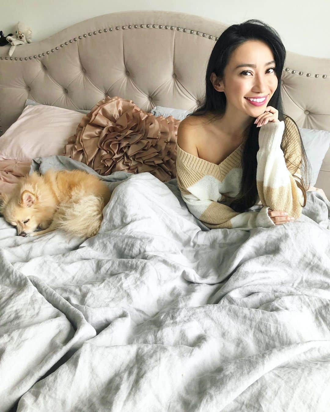 春名愛海さんのインスタグラム写真 - (春名愛海Instagram)「Good Morning ☀️😃 おはよ❤️ I love my new weighted blanket , I didn’t believe it first but it really helps me sleep better 😴 and I think @coconutandleo agrees 😍 Thank you @balooliving 👌🏻 . . . #love #ファッション #时尚 #패션  #japanese  #asian #petlife #happy #pom #influencer #momlife #weighedblanket  #blanket #sweaterweather #japanese #ロサンゼルス #ハワイ #海外子育て #ママスタ #子育てぐらむ #海外生活 #撮影  #ママリ  #ママライフ #photoshoot #バイリンガル #ポメラニアン #おはよう #ohayo #japanese #revolve #revolveme」11月26日 10時15分 - amiharuna