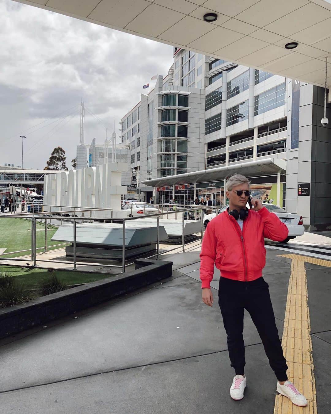 シェパードのインスタグラム：「Welcome to Melbourne... where you can get frostbite and sunburn on the same day 🥶 🥵」
