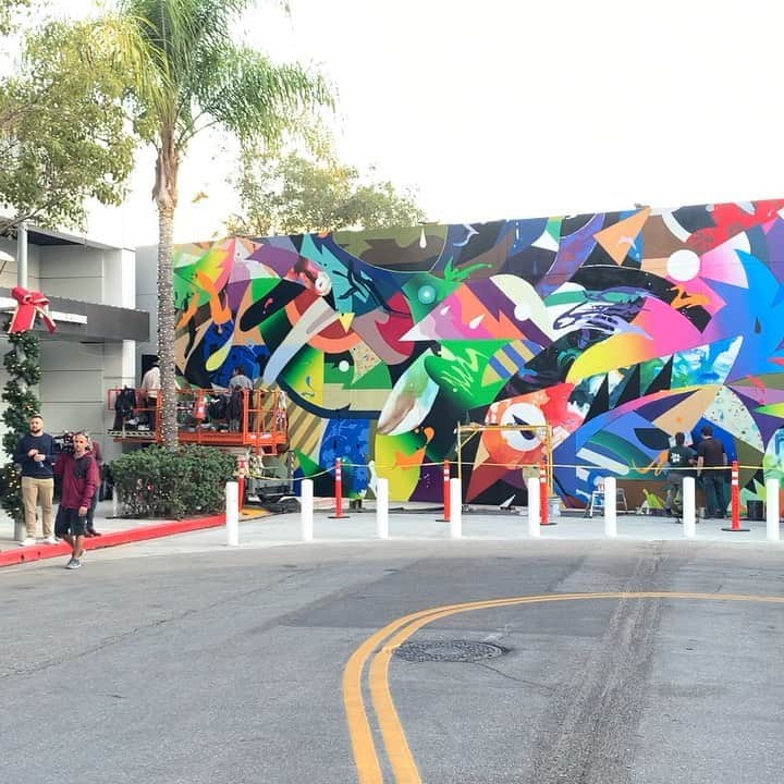 松山智一のインスタグラム：「Getting near , commissioned mural by the City of Beverly Hills/ Fine Arts Commission Comittee.  いい進行具合, 西海岸を彩る。ベバリーヒルズ市から依頼された壁画まもなく。」