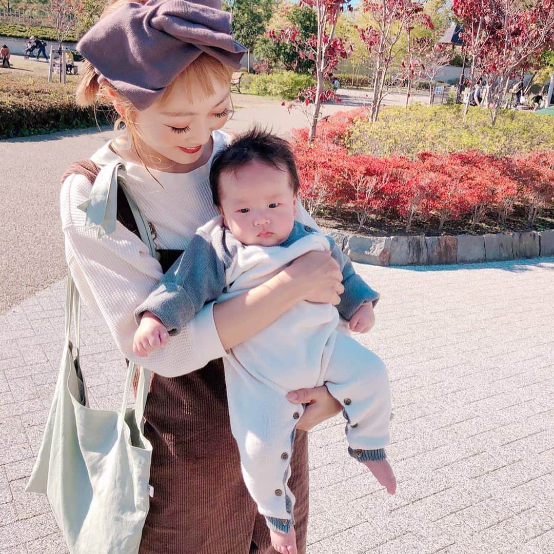Kikuno Sayumiさんのインスタグラム写真 - (Kikuno SayumiInstagram)「〻penguin rompers〻 ・ ・ ・ @babyshop ではあらたんのものもゲットしたよー！ ・ 着ているロンパースと恐竜のおもちゃ♡♡ ・ #HUSTandCLAIRE のロンパースは柔らかいニット素材でめちゃくちゃ暖かそう。ペンギンの柄も可愛い🐧♡ ・ 74センチを着てるよ。 ・ 恐竜🦕のおもちゃは紐を引っ張ると音楽がなるやつ🎵#LIEWOOD のもの。 ・ ・ 素材はオーガニックコットンやし音楽も優しめ☺️(動画見てね)娘もこの音楽聞いて寝ちゃうって言ってた😆 ・ ・ @babyshop はスウェーデンのサイト。現地価格だから日本で買うより安いし、赤ちゃん、キッズの可愛くてオシャレなグッズがたくさんあるよ👍 ・ 今ブラックフライデーセールしててお得✨チェックしてみてね💘 ・ ・ ・ 👩 tops▶ @uniqlo_ginza bottoms▶ @laulea_shop bag▶ @depound_japan hairband▶ @kareishop ・ 👶 rompers&toy▶ @babyshop ・ ・ ・ #ファッション#ママ#プチプラコーデ#大人カジュアル#ヘアアレンジ#大人可愛い#ジユジョ #lucrajp#シンプルコーデ#mamagirl#ママリ#ママリファッション#locari#お洒落さんと繋がりたい#ママコーデ#令和ベイビー#男の子ママ#産後ファッション#産後3ヶ月#リンクコーデ#ブラックフライデー#babyshop #ベイビーショップ #babyshopblackfriday #親子リンクコーデ#リンクコーデ#ヘアバンド#生後3ヶ月#あらたんコーデ」11月26日 10時31分 - sayumikikuno