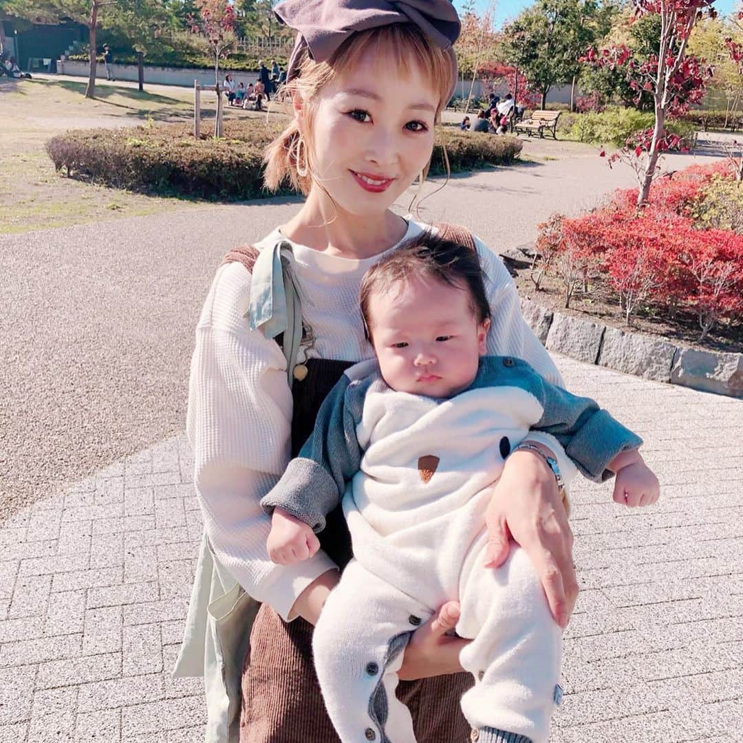 Kikuno Sayumiさんのインスタグラム写真 - (Kikuno SayumiInstagram)「〻penguin rompers〻 ・ ・ ・ @babyshop ではあらたんのものもゲットしたよー！ ・ 着ているロンパースと恐竜のおもちゃ♡♡ ・ #HUSTandCLAIRE のロンパースは柔らかいニット素材でめちゃくちゃ暖かそう。ペンギンの柄も可愛い🐧♡ ・ 74センチを着てるよ。 ・ 恐竜🦕のおもちゃは紐を引っ張ると音楽がなるやつ🎵#LIEWOOD のもの。 ・ ・ 素材はオーガニックコットンやし音楽も優しめ☺️(動画見てね)娘もこの音楽聞いて寝ちゃうって言ってた😆 ・ ・ @babyshop はスウェーデンのサイト。現地価格だから日本で買うより安いし、赤ちゃん、キッズの可愛くてオシャレなグッズがたくさんあるよ👍 ・ 今ブラックフライデーセールしててお得✨チェックしてみてね💘 ・ ・ ・ 👩 tops▶ @uniqlo_ginza bottoms▶ @laulea_shop bag▶ @depound_japan hairband▶ @kareishop ・ 👶 rompers&toy▶ @babyshop ・ ・ ・ #ファッション#ママ#プチプラコーデ#大人カジュアル#ヘアアレンジ#大人可愛い#ジユジョ #lucrajp#シンプルコーデ#mamagirl#ママリ#ママリファッション#locari#お洒落さんと繋がりたい#ママコーデ#令和ベイビー#男の子ママ#産後ファッション#産後3ヶ月#リンクコーデ#ブラックフライデー#babyshop #ベイビーショップ #babyshopblackfriday #親子リンクコーデ#リンクコーデ#ヘアバンド#生後3ヶ月#あらたんコーデ」11月26日 10時31分 - sayumikikuno