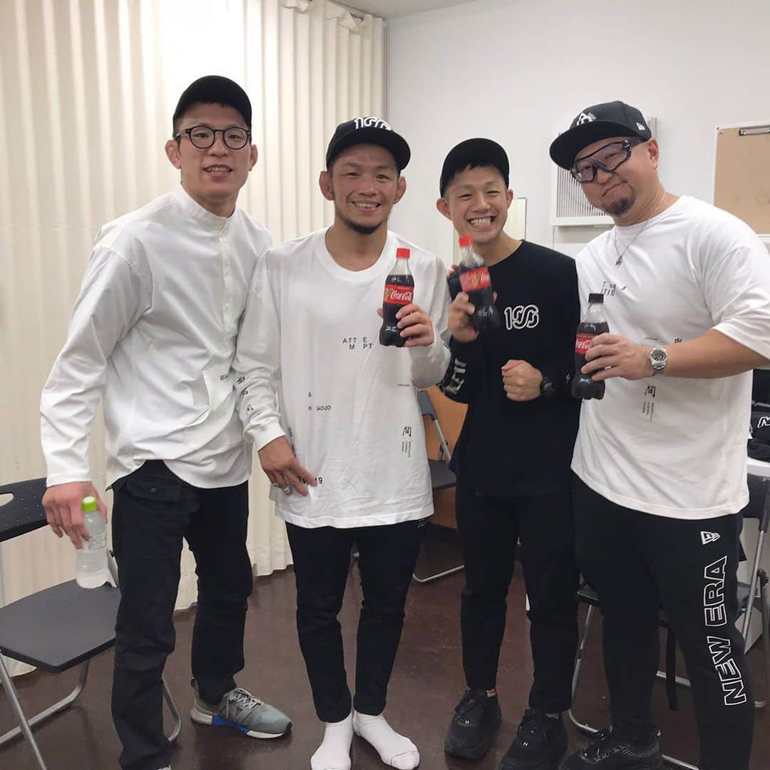 青木真也のインスタグラム：「宇野薫チーム。宇野さん、五十嵐さん、田澤さん、青木。コーラで乾杯なのだが胃がやられそうなので水にしました。#caoluno #宇野薫#青木真也 #onechampionship #修斗#shinyaaoki」