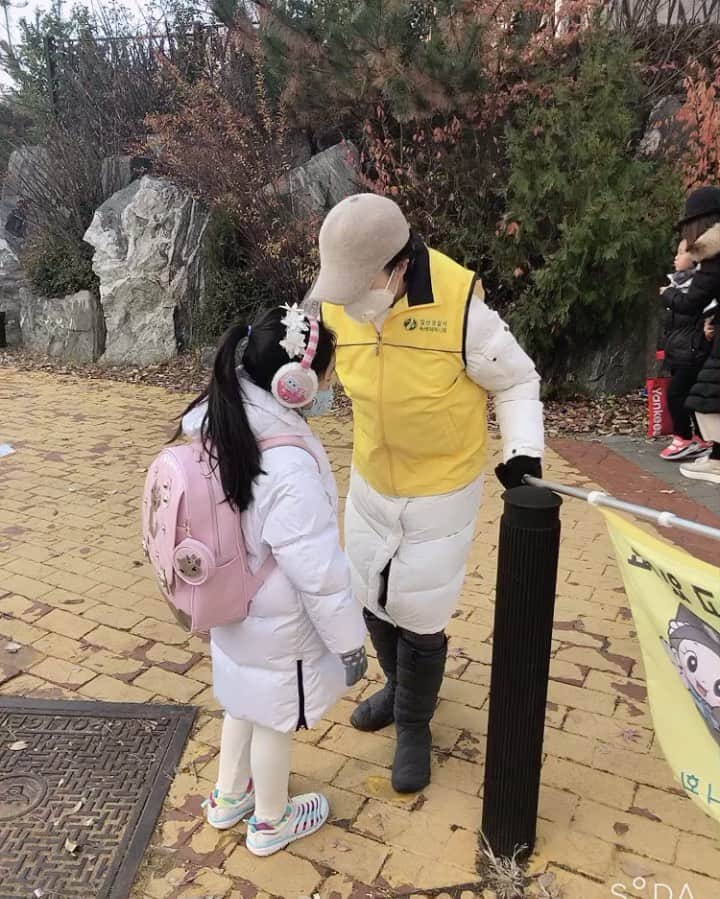 パク・キヨンのインスタグラム：「#녹색어머니 #암만봐도 #노랑어머니같은데 #등교길 #안전하게 #이제극장으로출근💃 #박기영 #parkkiyoung」