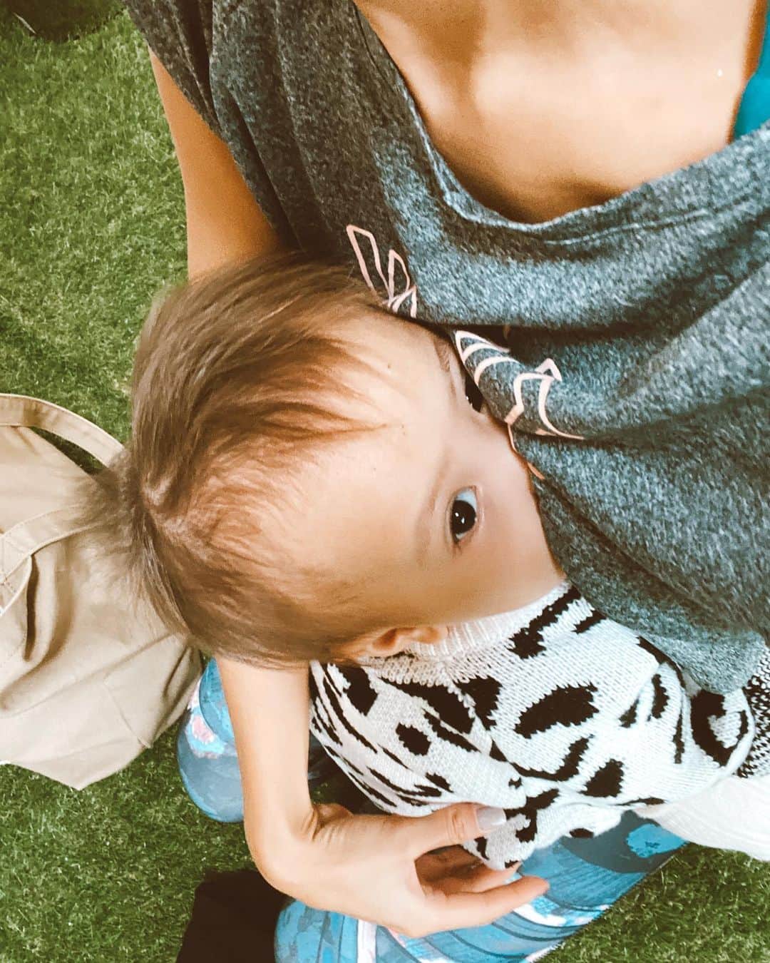 高橋菜摘のインスタグラム：「🤱🍼👶 ジム終わりの光景。😂 娘が居る時は露出少なめの トレーニングウェア。 なぜかというと おっぱい見るとすぐくれーって 乗っかってくるから隠してるの😂 . . 私がプロテイン飲んだ後は 娘が飲む時間です🥛笑っ  息子は2歳3ヶ月くらいまで 授乳頑張ったけど 娘はもうそろそろかなぁ。 . 少し前までは夜中すぐ起きるから 本気で断乳考えてたんだけど 最近少し長めに 寝てくれるようになったから 考えものだなぁ〜。 愛おしいんだけどね、この時間。 もしかしたら私の人生で 最後かもしれないし。 とかキリがない、いちいち説。 新生児からずーっと 授乳中、目が合う時間が好きです。 . . . . #1歳 #育児日記 #育児あるある  #授乳 #断乳 #1歳1ヶ月 #女の子ベビー  #女の子ママ #ママリ #ベビフル #女の子コーデ #赤ちゃん #ベビーモデル  #赤ちゃんのいる生活 #湘南ママ #トレーニング女子 #トレーニングウェア」