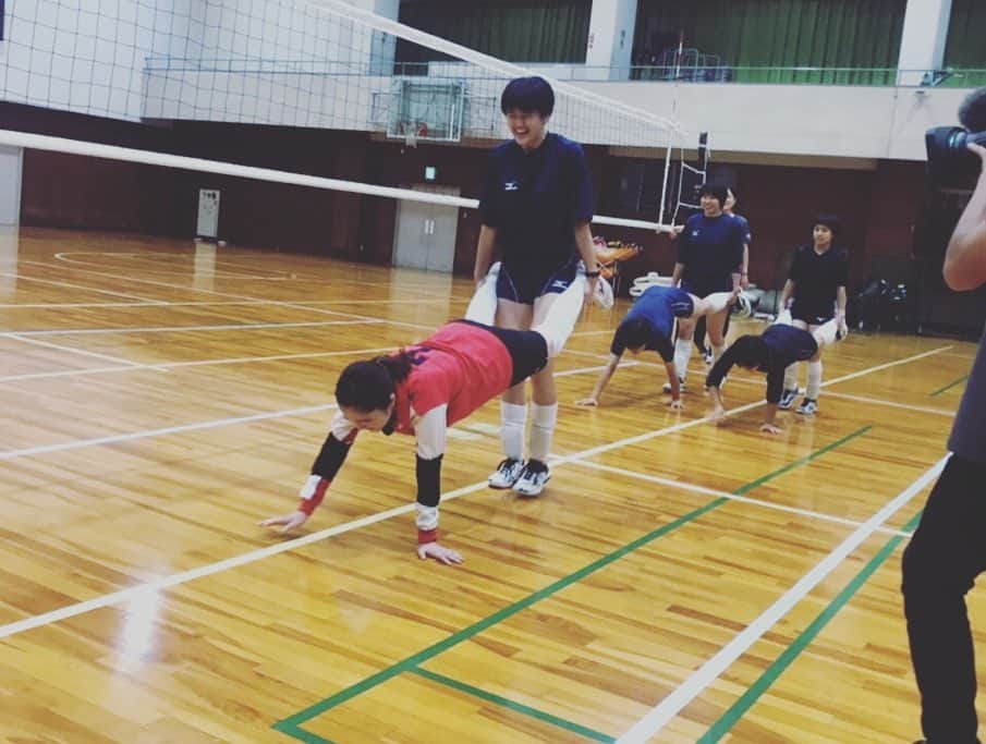 平野ノラさんのインスタグラム写真 - (平野ノラInstagram)「就実高校バレー部。 指導者と生徒の関係も練習内容も全て素晴らしいものでした。指導者の考え抜かれたバレーと生徒の積極性に感動しました！日本のバレーボール界の未来が益々楽しみです🏐 🌈11月27日NHK「グッとスポーツ」19:30～20:42  #練習内容に感動 #岡山 #就実高校 #みくさん #素晴らしい指導者でした #応援しています #練習きつすぎて #翌日イグアナ状態 #平野ノラ #okバブリー」11月26日 10時47分 - noranoranora1988