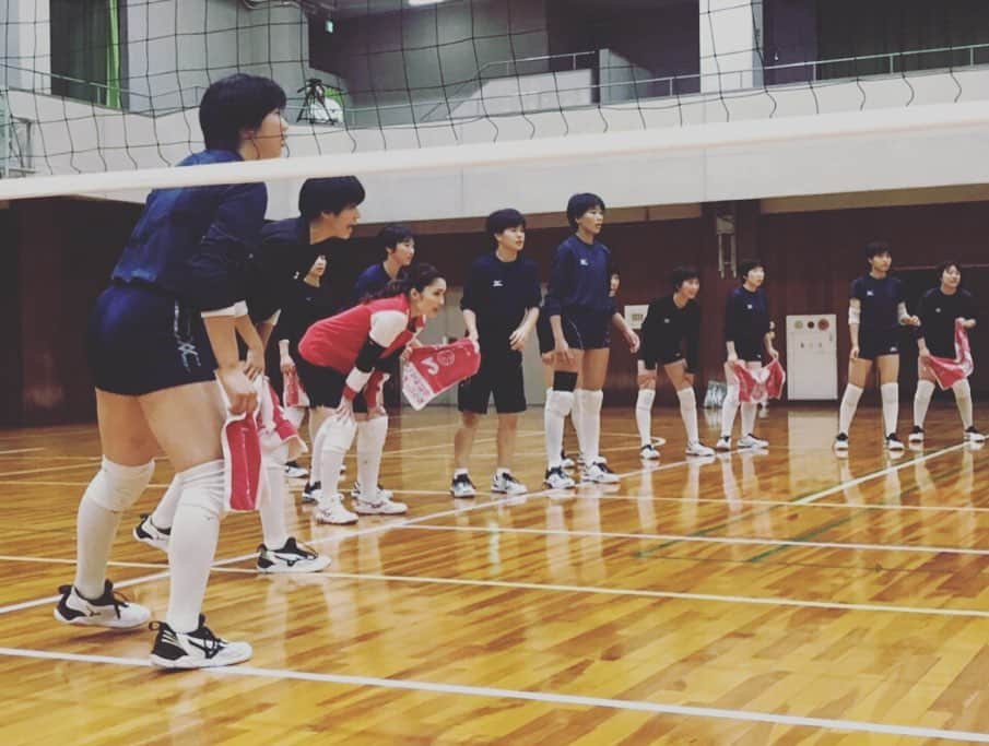 平野ノラさんのインスタグラム写真 - (平野ノラInstagram)「就実高校バレー部。 指導者と生徒の関係も練習内容も全て素晴らしいものでした。指導者の考え抜かれたバレーと生徒の積極性に感動しました！日本のバレーボール界の未来が益々楽しみです🏐 🌈11月27日NHK「グッとスポーツ」19:30～20:42  #練習内容に感動 #岡山 #就実高校 #みくさん #素晴らしい指導者でした #応援しています #練習きつすぎて #翌日イグアナ状態 #平野ノラ #okバブリー」11月26日 10時47分 - noranoranora1988