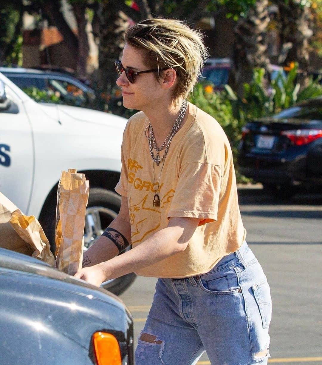 Just Jaredさんのインスタグラム写真 - (Just JaredInstagram)「Kristen Stewart grabs groceries with a gal pal ahead of Thanksgiving. #KristenStewart Photos: Backgrid」11月26日 10時45分 - justjared
