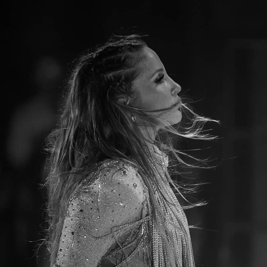 Claudia Leitteのインスタグラム：「Eu, como madrinha do projeto @belezaescondidaoficial, digo que esta bandeira é de todos nós! No último sábado, durante o show no Eletriza São Paulo, fizemos várias ações dedicadas à essa causa tão necessária. Não se cale. Ligue 180 - Central de Atendimento à Mulher em Situação de Violência.  #WomanBEFree 🧡 #BelezaEscondida #DiaInternacionaldaNãoViolênciaContraAMulher」