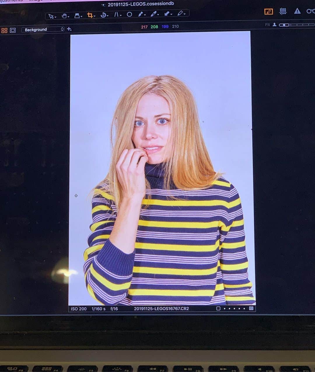 クレア・コフィーのインスタグラム：「@blocksthefilm poster shoot or #BradyBunch outtake? #DWW2020」