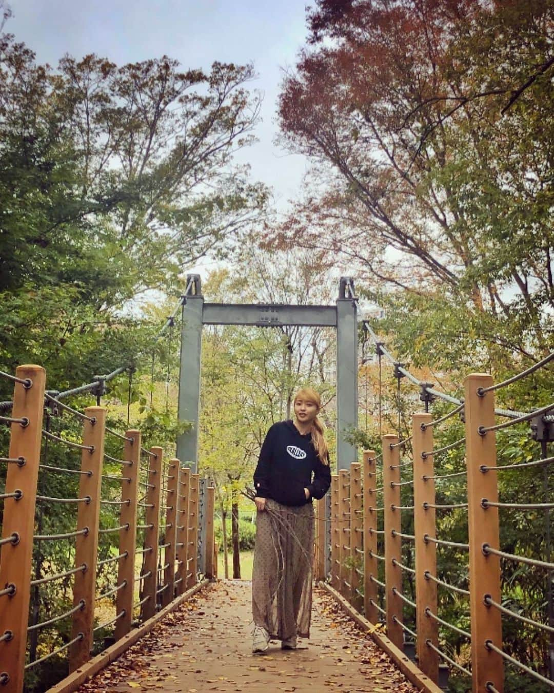 YU-Aさんのインスタグラム写真 - (YU-AInstagram)「🍂🍁🍂🍁🍂 寒い寒い寒い寒い😵  けど今週末はグランピング へ行くんだ。 何故今かというと、本当は夏に予約していたんだけど、 台風と二回とも重なってしまってズルズルきて結局今週に、、、 絶対寒いよなぁー😭 キャンパーの方寒さ対策教えてー🙏🏿✨」11月26日 10時47分 - yua_official