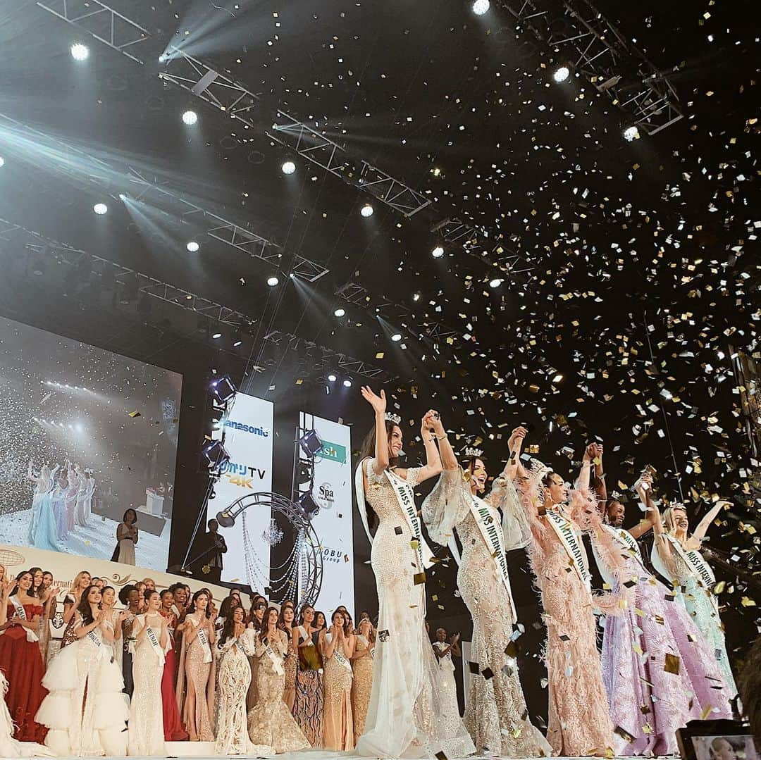 金ケ江悦子さんのインスタグラム写真 - (金ケ江悦子Instagram)「* beautiful moment ...♡ ・ 👑１位：Miss International 2019  Miss Thailand 🇹🇭 Sireethorn Leearamwat @bintsireethorn * ・ 👑２位：1st runner up is Miss Mexico 🇲🇽 Andrea Toscano @andreatoscanno * ・ 👑３位：2nd runner up is Miss Uganda 🇺🇬 Evelyn Namatovu @evelynnamatovukironde * ・ 👑４位 ：3rd runner up is Miss Colombia 🇨🇴 Alejandra Vengoechea @mariavengoecheac * ・ 👑５位：4th runner up is Miss United Kingdom 🇬🇧 Harriotte Lane @harriotte_ * ・ ・ #missinternational #missinternational2019 #missthailand #missmexico #missuganda #missuk #misscolombia #ミスインターナショナル #ミスインターナショナル2019 #ミスインターナショナル世界大会」11月26日 11時00分 - etsuko_kanagae