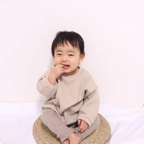 こども達をラブリーにさせる韓国子供服ですー☀さんのインスタグラム写真 - (こども達をラブリーにさせる韓国子供服ですー☀Instagram)「こんにちは✨  先日モニターモデルに応募していただきました　@welcome.baby1122様から可愛い着画をいただきましたのでご紹介致します😉 . . shunくんが着ているのは裏起毛のゆったりラウンドトレーナーです。 これからの冬コーデが楽しくなるあったかアイテムです🎵 . . ナチュラルな色合いとゆるっとしたデザインがたまらなく可愛いです💕😍 . . 癒しボーイのshunくんの笑顔とろけます😵 着用は90cmで、全体的にゆとりがあるので寒い日は中に薄手のハイネックとか合わせるとバッチリですね❤️ . 貴重なお写真ありがとうございました😄 . siunくんは. 身長78cm,体重9kg 参考にしてください☺ . . #韓国子供服 #韓国子供服のマリンキャッスル #ナチュラル子供服 #ベージュ #裏起毛 #秋冬コーデ #あったかトレーナー #トップス#ティーシャツ #男の子ナチュラルコーデ #おしゃれ女の子 #キッズコーデ #r_fashion」11月26日 11時01分 - marinecastle_kids
