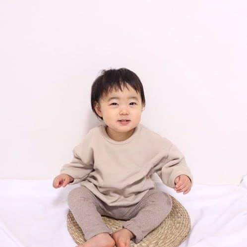こども達をラブリーにさせる韓国子供服ですー☀さんのインスタグラム写真 - (こども達をラブリーにさせる韓国子供服ですー☀Instagram)「こんにちは✨  先日モニターモデルに応募していただきました　@welcome.baby1122様から可愛い着画をいただきましたのでご紹介致します😉 . . shunくんが着ているのは裏起毛のゆったりラウンドトレーナーです。 これからの冬コーデが楽しくなるあったかアイテムです🎵 . . ナチュラルな色合いとゆるっとしたデザインがたまらなく可愛いです💕😍 . . 癒しボーイのshunくんの笑顔とろけます😵 着用は90cmで、全体的にゆとりがあるので寒い日は中に薄手のハイネックとか合わせるとバッチリですね❤️ . 貴重なお写真ありがとうございました😄 . siunくんは. 身長78cm,体重9kg 参考にしてください☺ . . #韓国子供服 #韓国子供服のマリンキャッスル #ナチュラル子供服 #ベージュ #裏起毛 #秋冬コーデ #あったかトレーナー #トップス#ティーシャツ #男の子ナチュラルコーデ #おしゃれ女の子 #キッズコーデ #r_fashion」11月26日 11時01分 - marinecastle_kids