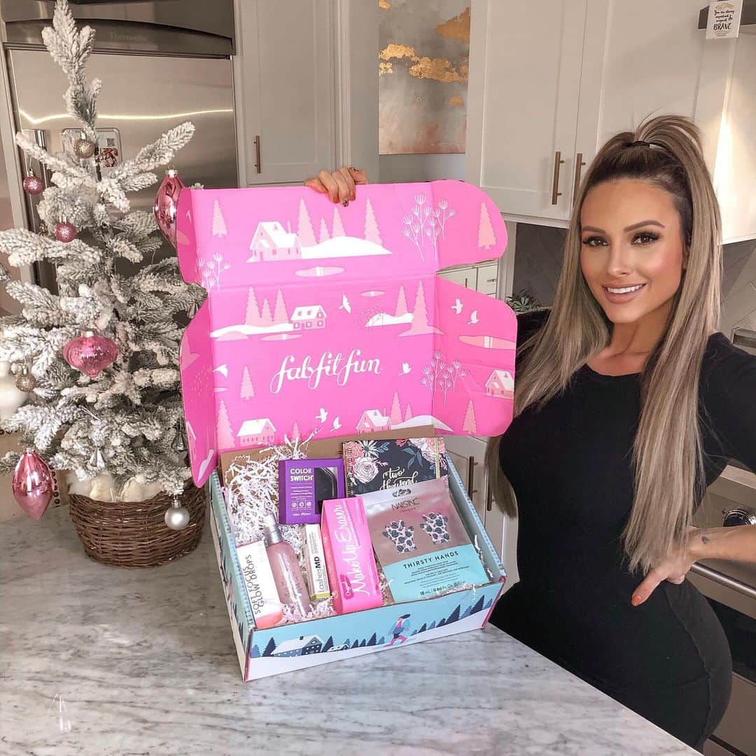 Paige Hathawayさんのインスタグラム写真 - (Paige HathawayInstagram)「#fabfitfunpartner #fabfitfun it’s not even Xmas yet and I have my first gift!! (FOR myself FROM myself 😉)**cough  The @fabfitfun Winter box IS HERE!! 🤗 I love this concept so much because I’m always getting introduced to new amazing products that I would have never known about. Also, FabFitFun is a socially conscious brand that partners with charities and female founded companies every season. << how cool is that) 😍 In this box I already found a few of my new faves!  For example;  How about a makeup brush cleaner that cleans your brushes instantly or the Soft Focus Glow Drops for glowy dewey skin << 🥳 sign me up!  To top it all off you you get them all in one box at a HUGE SAVINGS!! Check my IG story for more details on the items in this @fabfitfun Winter Box plus if you go to www.fabfitfun.com and use code HATHAWAY you will get $10 off 🤩 your first subscription box!  Q: COMMENT BELOW YOUR FAVORITE PRODUCT FROM THE WINTER BOX! #selfcare #treatyourself #selfcarefirst #selflove #womensupportingwomen」11月26日 11時04分 - paigehathaway
