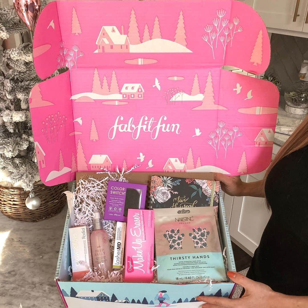 Paige Hathawayさんのインスタグラム写真 - (Paige HathawayInstagram)「#fabfitfunpartner #fabfitfun it’s not even Xmas yet and I have my first gift!! (FOR myself FROM myself 😉)**cough  The @fabfitfun Winter box IS HERE!! 🤗 I love this concept so much because I’m always getting introduced to new amazing products that I would have never known about. Also, FabFitFun is a socially conscious brand that partners with charities and female founded companies every season. << how cool is that) 😍 In this box I already found a few of my new faves!  For example;  How about a makeup brush cleaner that cleans your brushes instantly or the Soft Focus Glow Drops for glowy dewey skin << 🥳 sign me up!  To top it all off you you get them all in one box at a HUGE SAVINGS!! Check my IG story for more details on the items in this @fabfitfun Winter Box plus if you go to www.fabfitfun.com and use code HATHAWAY you will get $10 off 🤩 your first subscription box!  Q: COMMENT BELOW YOUR FAVORITE PRODUCT FROM THE WINTER BOX! #selfcare #treatyourself #selfcarefirst #selflove #womensupportingwomen」11月26日 11時04分 - paigehathaway