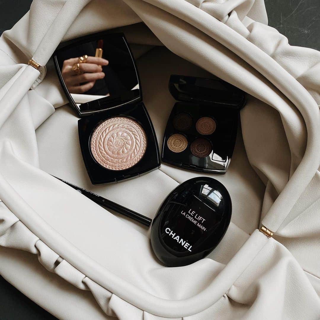 mixmatchisthekeyのインスタグラム：「纽扣压纹眼影太美了 857rouge nobel 超适合节日各种趴 @chanel.beauty」