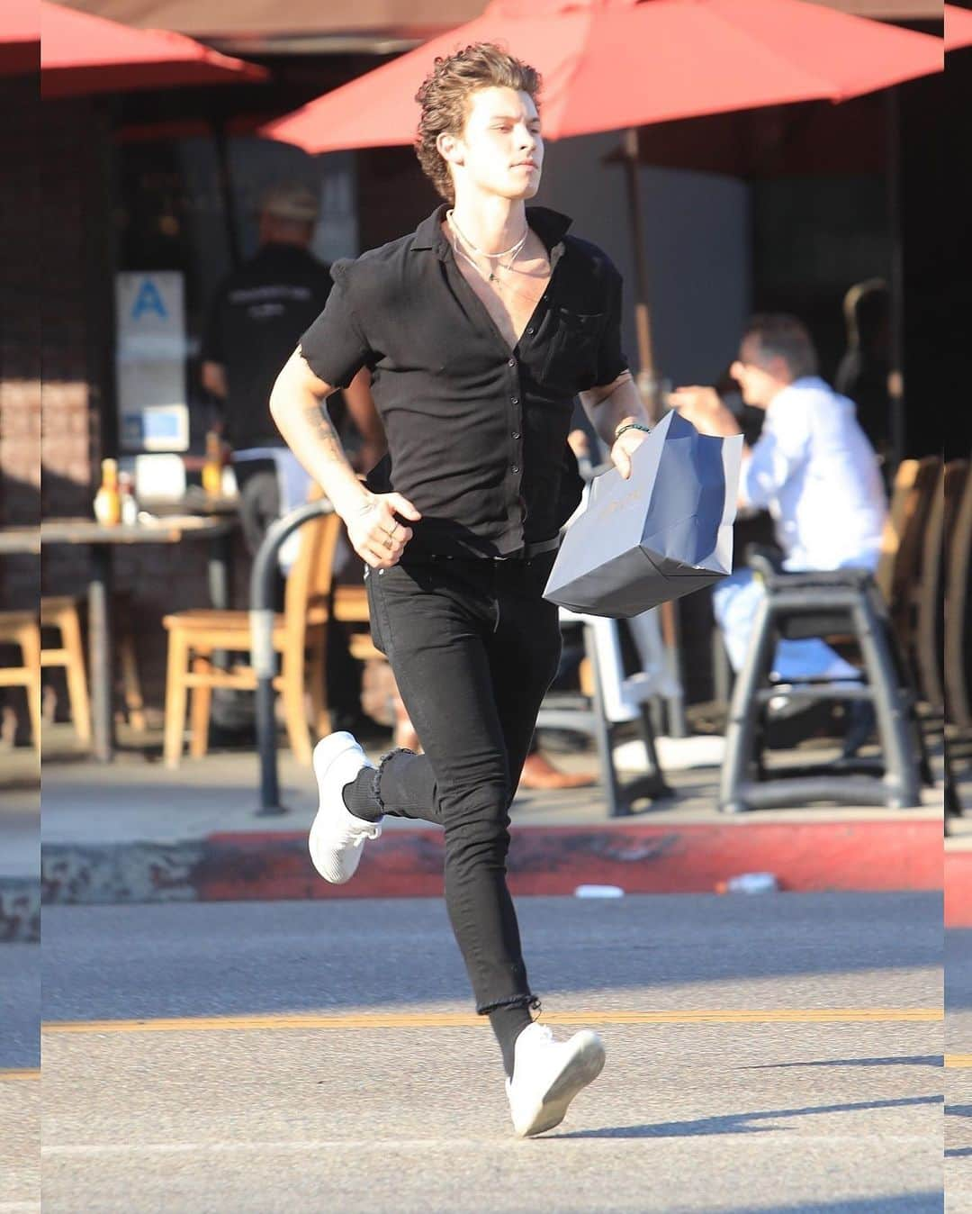 Just Jaredさんのインスタグラム写真 - (Just JaredInstagram)「@shawnmendes makes a run for it while crossing the street after lunch in West Hollywood on Monday afternoon  #ShawnMendes Photos: Backgrid」11月26日 11時07分 - justjared