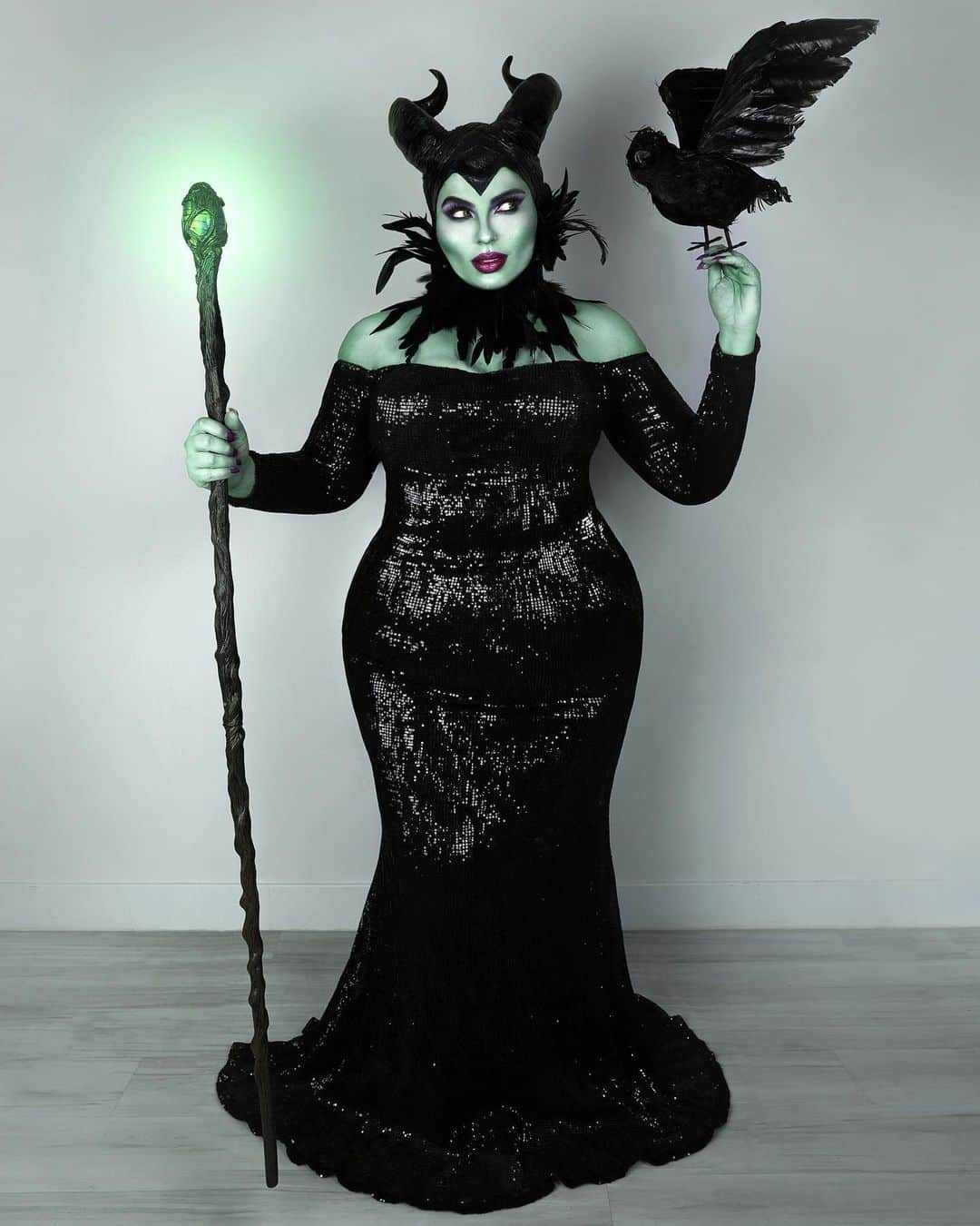 ヤスミナ・ダニエルさんのインスタグラム写真 - (ヤスミナ・ダニエルInstagram)「Dress: @fashionnovacurve 🖤 😈 Tried to do my own take on Maleficent. Wanted to blend the old school Disney Maleficent with the current Maleficent 😍 Her staff glow is edited #fashionnovacurve #ad」11月26日 11時32分 - missjazminad