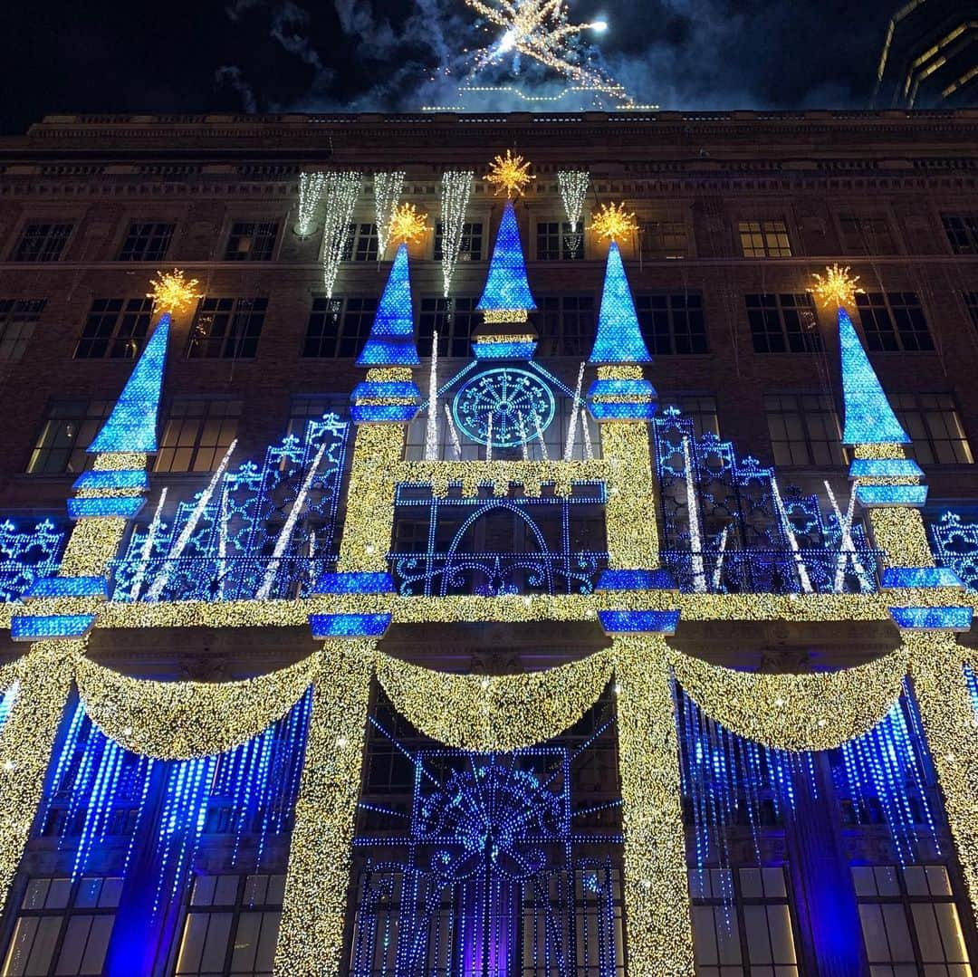 イディナ・メンゼルさんのインスタグラム写真 - (イディナ・メンゼルInstagram)「Happy Holidays! Thanks for inviting me to ring in the season with you, @saks! #SaksHoliday #Frozen2 #ASeasonOfLove」11月26日 11時25分 - idinamenzel