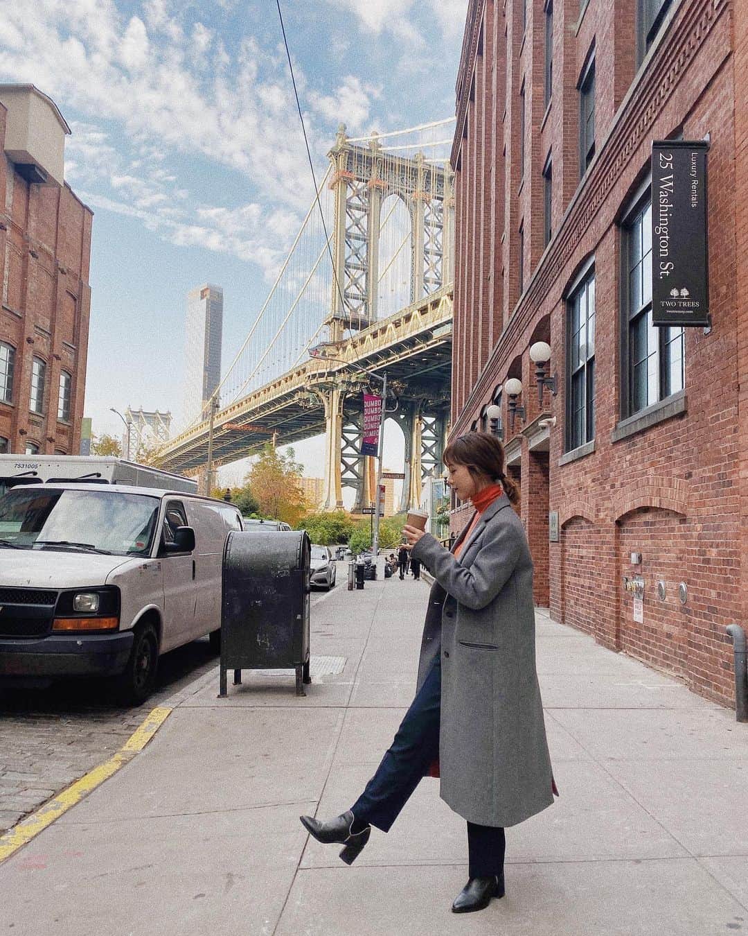 のインスタグラム：「一歩ずつ歩いてみる🚶‍♀️﻿ ﻿ 前に進んだぞ！っていう手応えは、目に見えるものだと分かりやすくあるけれど、目に見えないものだとそれが感じられないことが多くて、焦ったり、不安になったりするけれど、それでも一歩一歩進んでいった時に、気が付いたら周りに見える景色が変わってるものなんだと思う。﻿ ﻿ 迷ったら立ち止まって考えたらいいし、疲れたら休んでもいいし、マイペースがベストペース。﻿ 周りを見ずに走る時期も、誰かのペースに合わせる時期もあっていいけど、最近は周りの景色を楽しみながら歩く感じが私のいいペースかな💛﻿ ﻿ ﻿ ▶︎ちょっと前の投稿で［→#たなかメモ925］心境との変化と共に環境や体質も変えていった話をしたら、沢山の方からDMがきました。﻿ 世の中の気分も急激に変わってきて、今は本当に変化の時だな〜って感じるから、最近このままでいいのかな？ってふと立ち止まったり、何かを変えたい気分になってる人は、それでいいんだと思うよ🐣﻿ ﻿ #たなか旅メモ #nyc #dumbo ﻿ #今週金曜土曜の二日間LATIAのPOPUPを渋谷でやるので遊びにきてね #後でちゃんとお知らせせねば」