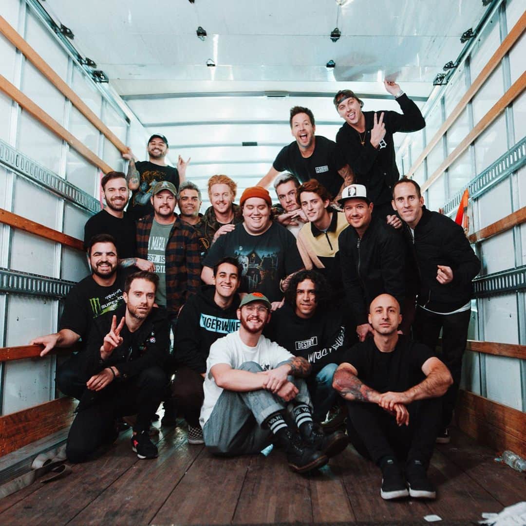 Simple Planさんのインスタグラム写真 - (Simple PlanInstagram)「We can’t believe this tour is actually over! 😭😭😭 We had the best time traveling across the USA with all our friends in @statechampsny @wethekings and @northboundfl . We’re gonna miss you all so much! 💔💔💔 Thank you for playing with us and for being the best tour mates ever! Lets do this again soon! 🤘🏻⚡️🤘🏻 📸: @baeth」11月26日 2時38分 - simpleplan