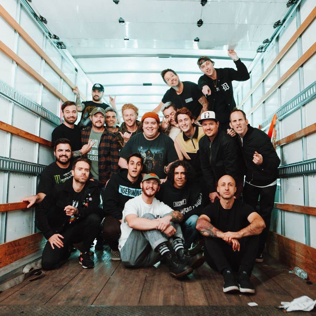 Simple Planさんのインスタグラム写真 - (Simple PlanInstagram)「We can’t believe this tour is actually over! 😭😭😭 We had the best time traveling across the USA with all our friends in @statechampsny @wethekings and @northboundfl . We’re gonna miss you all so much! 💔💔💔 Thank you for playing with us and for being the best tour mates ever! Lets do this again soon! 🤘🏻⚡️🤘🏻 📸: @baeth」11月26日 2時38分 - simpleplan