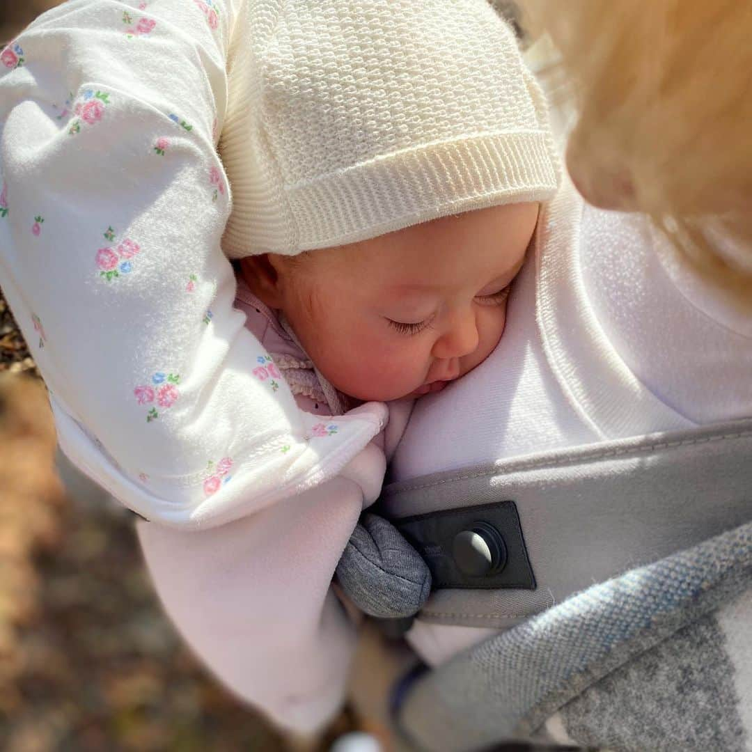 アリオナ・サフチェンコさんのインスタグラム写真 - (アリオナ・サフチェンコInstagram)「A lovely family day out 👨‍👩‍👧♥️ _ #family #baby #newborn #love #oberstdorf #babybjorn」11月26日 2時33分 - aljonasavchenko