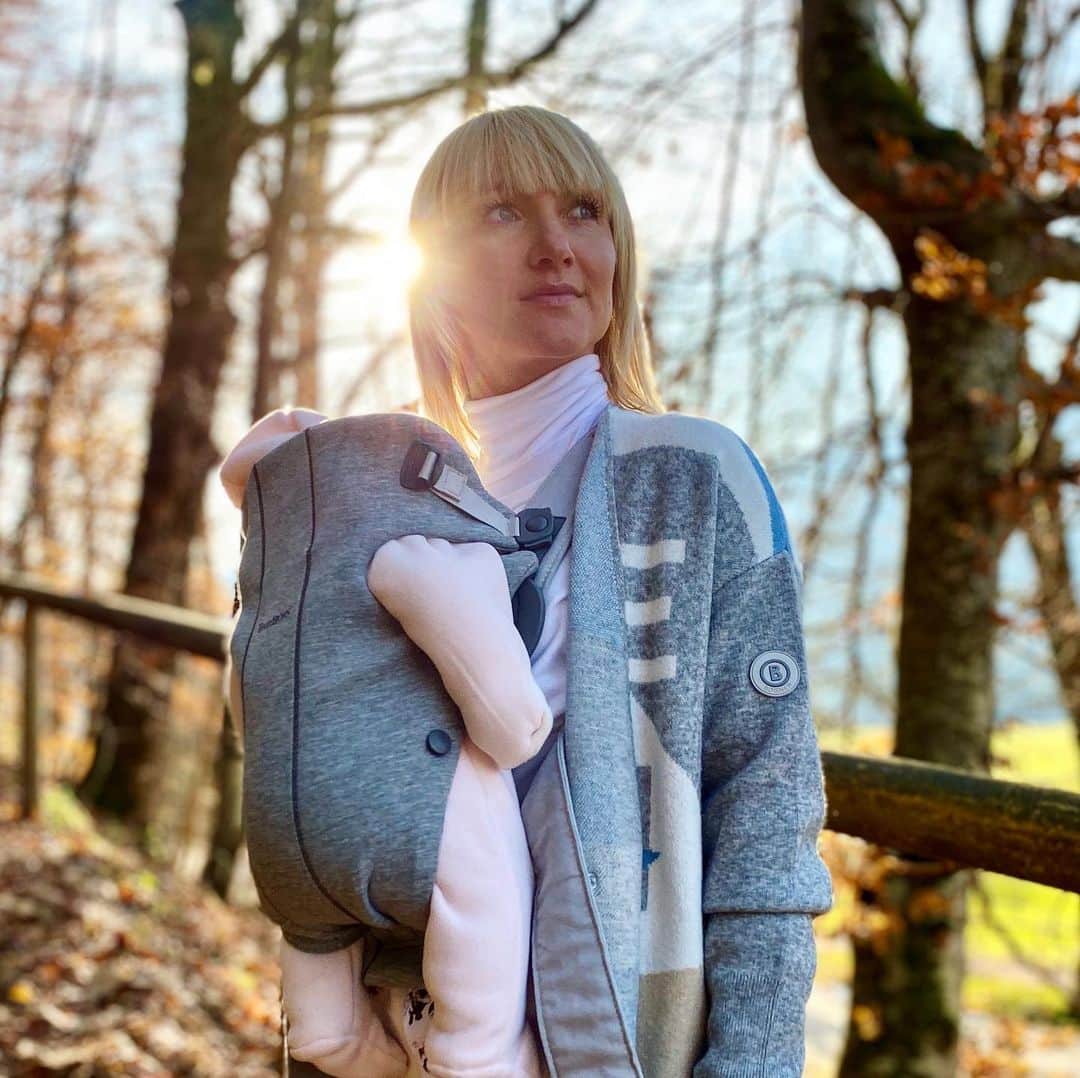 アリオナ・サフチェンコさんのインスタグラム写真 - (アリオナ・サフチェンコInstagram)「A lovely family day out 👨‍👩‍👧♥️ _ #family #baby #newborn #love #oberstdorf #babybjorn」11月26日 2時33分 - aljonasavchenko