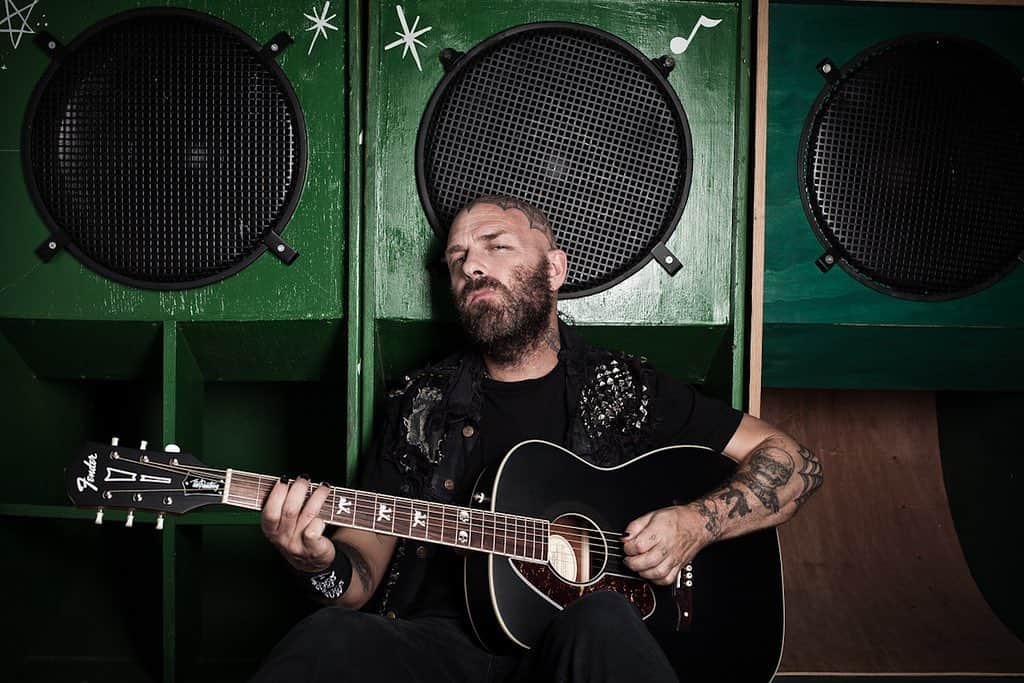 Fender Guitarさんのインスタグラム写真 - (Fender GuitarInstagram)「“Through music we can live forever!” Happy birthday to the Hellcat himself, Tim Armstrong (@timtimebomb/@rancid)! 📸: @g_i_r_o_u_x」11月26日 2時33分 - fender