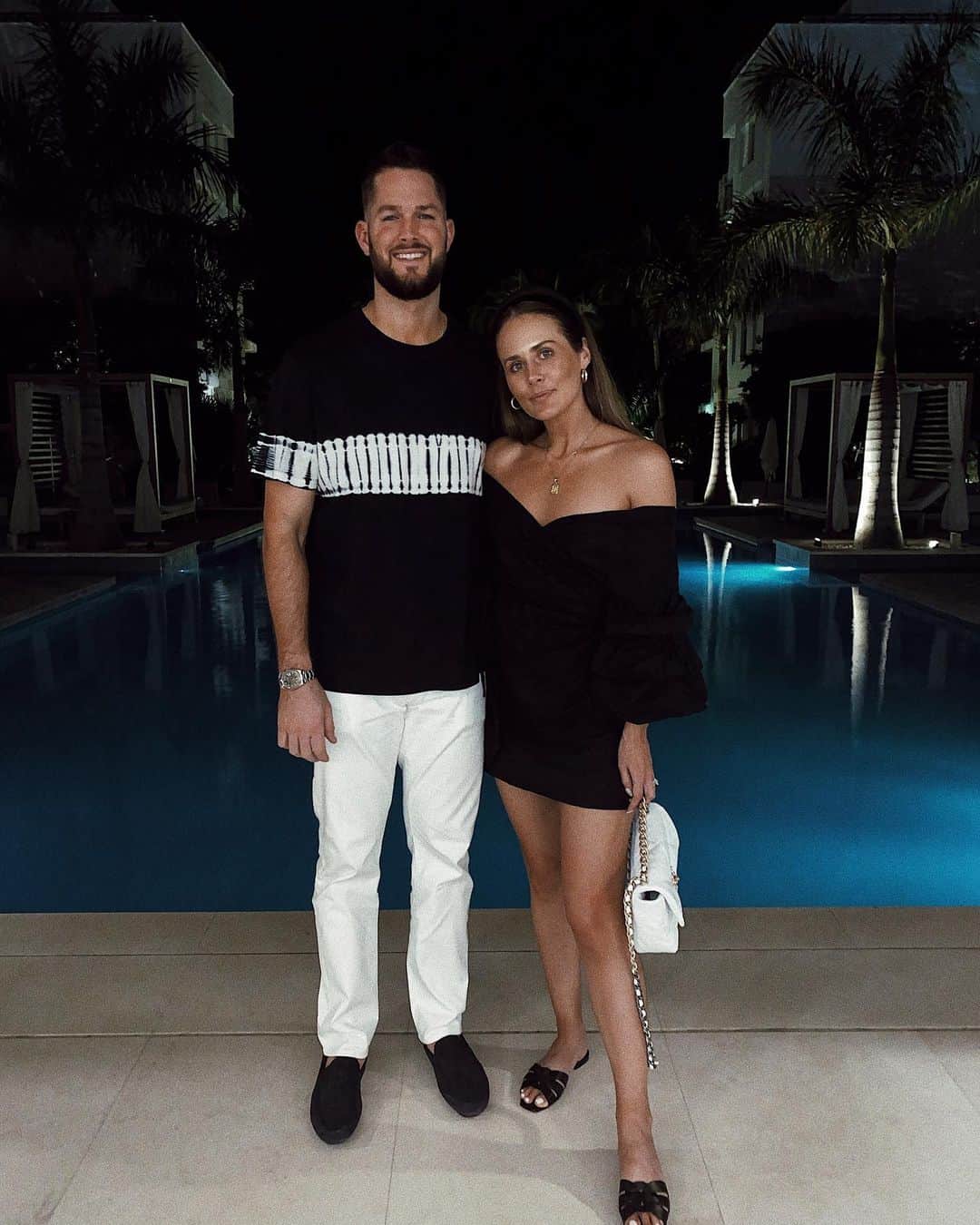 アレックス・ウッドのインスタグラム：「Happy two year anniversary @suzannavilla ! It’s gone by so fast so I guess we must be doing something right. Love you to the moon.」