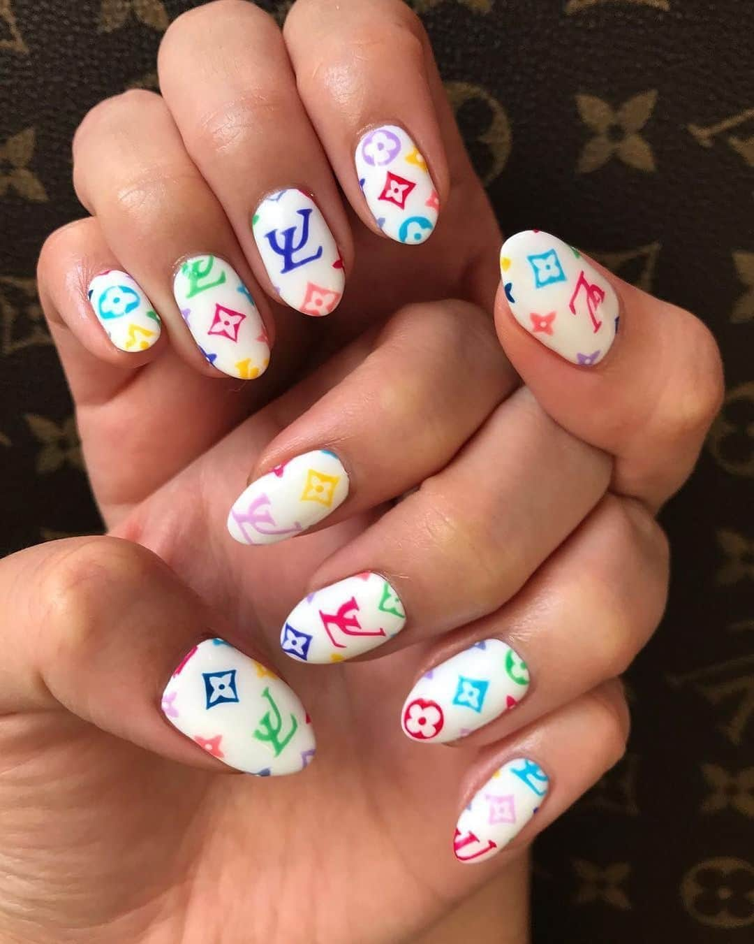 ELLE Magazineさんのインスタグラム写真 - (ELLE MagazineInstagram)「Tired: LVs on my bag. Wired: LVs on my nails. 💅 Logomania has come for our nail art. Link in bio for styles to try now. #regram @nailsbymei」11月26日 2時47分 - elleusa