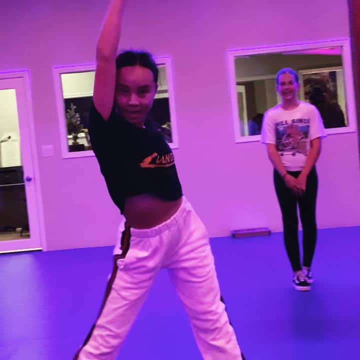 Nika Kljunのインスタグラム：「👀👀 She embodied that!!! 13 years old @madisonhanofficial everyone 👆🏼 . #nikakljunchoreography @thehouse_ca @jlo #medicineremix . #talentedgirl #dancechoreography #jlofan #nikakljun #kidsoninstagram」
