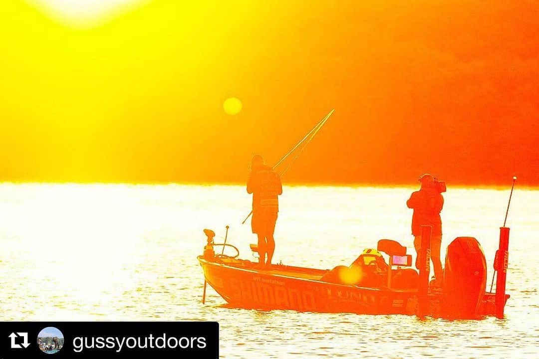 シマノ｜Fishingさんのインスタグラム写真 - (シマノ｜FishingInstagram)「#Repost @gussyoutdoors with @get_repost ・・・ Who doesn’t love fishing at sunrise?!?! Cayuga Lake, August 2019 📷 - @thomasallen4  #bassmaster #lundboats #fishshimano」11月26日 2時43分 - fish_shimano_north_america