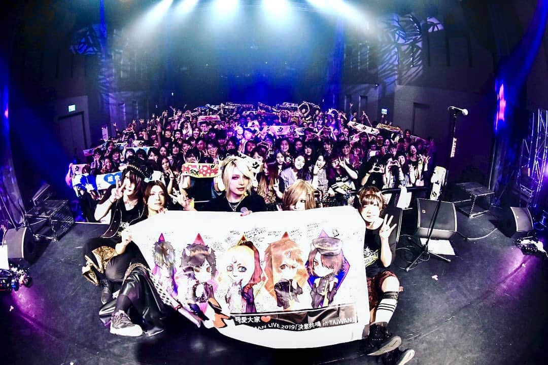 玲夏のインスタグラム：「毎年恒例、台湾ライブ。 待ってくれている方々がいるからこそ毎年実現出来る台湾公演。 初めての台湾は約10年前。 メガポートフェスっていう台湾南部の高雄でのライブ。 夏真っ盛りの時期だったってのも相まって経験した事ない蒸し暑さと現地ファンの皆様の熱狂振りが凄く印象的だった初台湾。 10年も経てばもう海外に行くって言う感覚は無くて1人散歩もお手の物です。 1日目、空港到着してファンの皆様にお出迎え頂いて、ホテル着いてすぐメンバー&スタッフさん達とご飯会。 小籠包と台湾ビール🍺 台湾で食べる小籠包はピカイチ美味しいけど、台湾料理では無いらしい。 2日目、前日は移動の疲れから早めに寝落ちしてしまい早めの起床。 無性にモーニングコーヒーが飲みたかったのでホテルの朝食（食パン二枚とホットコーヒー）を頂く。 まだ入り時間まで余裕あったのでぶらり散歩へ出掛けてみました。 台湾の街並みは煌びやかなメイン通りより趣のある裏道の風景が好きなので何のあても無く裏道へ潜っていきちょっと迷子になる。 けど、昔から無駄に方向感覚だけは良い方なので無事ホテルに到着。 その後ライブハウスへ入りしてライブ本番。 待ち侘びてくれていた方々の表情は見ていて自分も幸せになる。 しぇいしぇい🤤 ライブ後はまたメンバー&スタッフさん達と打ち上げ。 飯の関係で気を使わせたくないからライブ後の打ち上げはここ数年顔出してなかったんだけど今年は行ってみました。 俺自身、初めての火鍋。 何故か台湾で日本のA5ランク和牛とか食べた。 美味しかった、けど、脂が凄い。 我が胃が一発KOされてしまいその後は台湾ビールで場を楽しみました。 打ち上げでは飲み足らず帰り際コンビニで酒買ってホテルでも飲み直し。 したら案の定翌日は二日酔い。 3日目、今回は桃園空港っていう台北市内からちょっと離れた空港だったから早めにホテル出発。 お見送りのファンの皆様に感謝しつこれにて台湾旅終了。 いつかプライベートでも台湾旅行したい🇹🇼 #ダウト #台湾 #taiwan #朝マックに並んでる人々を見て #マックの魅力は世界共通だなと痛感 #台湾マックにしか無いチキンのバーガー大好きなのに #今回食べる機会無かった残念 #ライブの日のお弁当はさぼてんのカツ丼でした #台湾でも美味しかった #でも七味入れ過ぎて胃が荒れた #台湾しぇいしぇい #写真は主に散歩中に撮った俺の好きな風景」