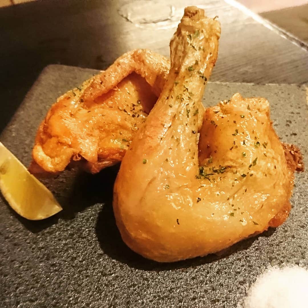 のインスタグラム：「『はかた地鶏の丸揚げ(半身)』シンプルに塩で食べるのです(*^^*) 美味しい！世界中の人が好きな味♪  #ふーちーくーちー #半身揚げ #はかた地鶏 #はかた地鶏の丸揚げ #新宿区 #南長崎 #レギュラー松本 #鶏肉 #chicken #チキン #あるある探検隊」