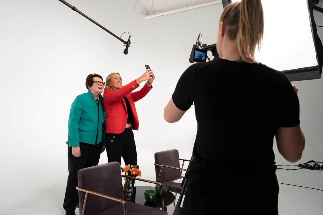 WTA（女子テニス協会）さんのインスタグラム写真 - (WTA（女子テニス協会）Instagram)「@billiejeanking & @sofia.kenin have a great conversation for a project with @katiecouric and @trufilmsmovesyou ... make sure to look out for it early next year! 🙏」11月26日 2時58分 - wta