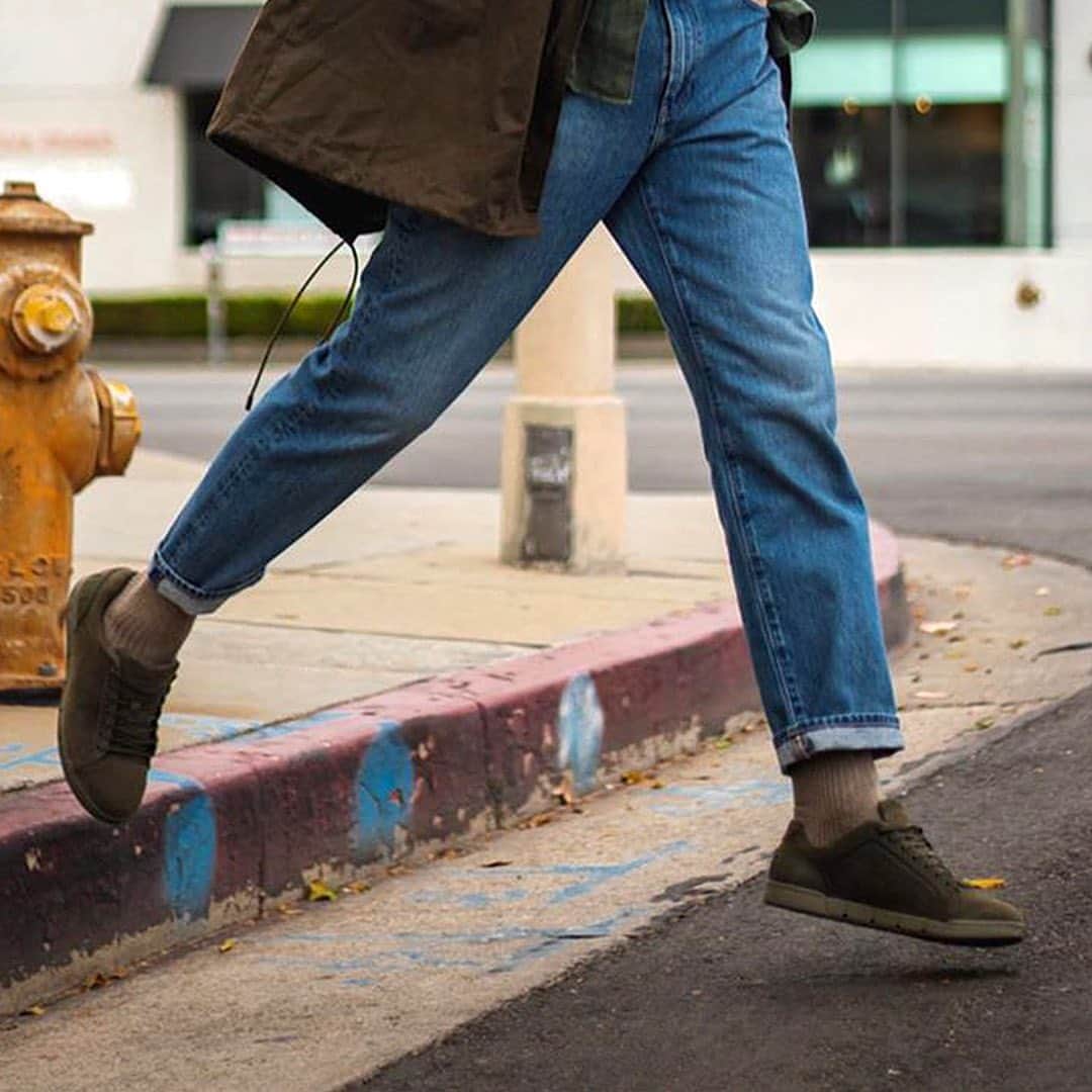スイムズのインスタグラム：「Sprint in style in our Breeze Tennis Leather sneakers, shown here in Olive Night our go-to fall color. 📸: @parkeryorksmith #sneakers #shoesoftheday #fallfashion2019 #fallfashion」