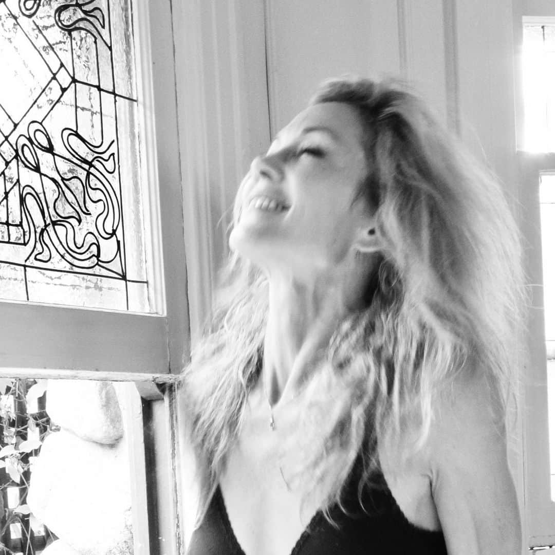 のインスタグラム：「Yes!! It's Monday again, Let's make it a good one!!! 💥😋♥️Love & Light! Xoxo」