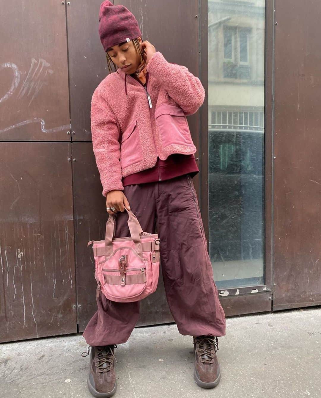 ジョージジーナ&ルーシーのインスタグラム：「@koffi.w with our „Miss Mini Piece - Tea Rose“ 🌸 We just love this outfit! What about you? • • • • • #georgeginalucy #gglsquad #outfit #streetwear #streetfashion #streetstyle #menswear #hypebeast #highsnobiety #basementapproved #paris #france #parisianstyle #yeezy #boot #bag #accessories #vsco #vscocam #wiwt #snobshots」