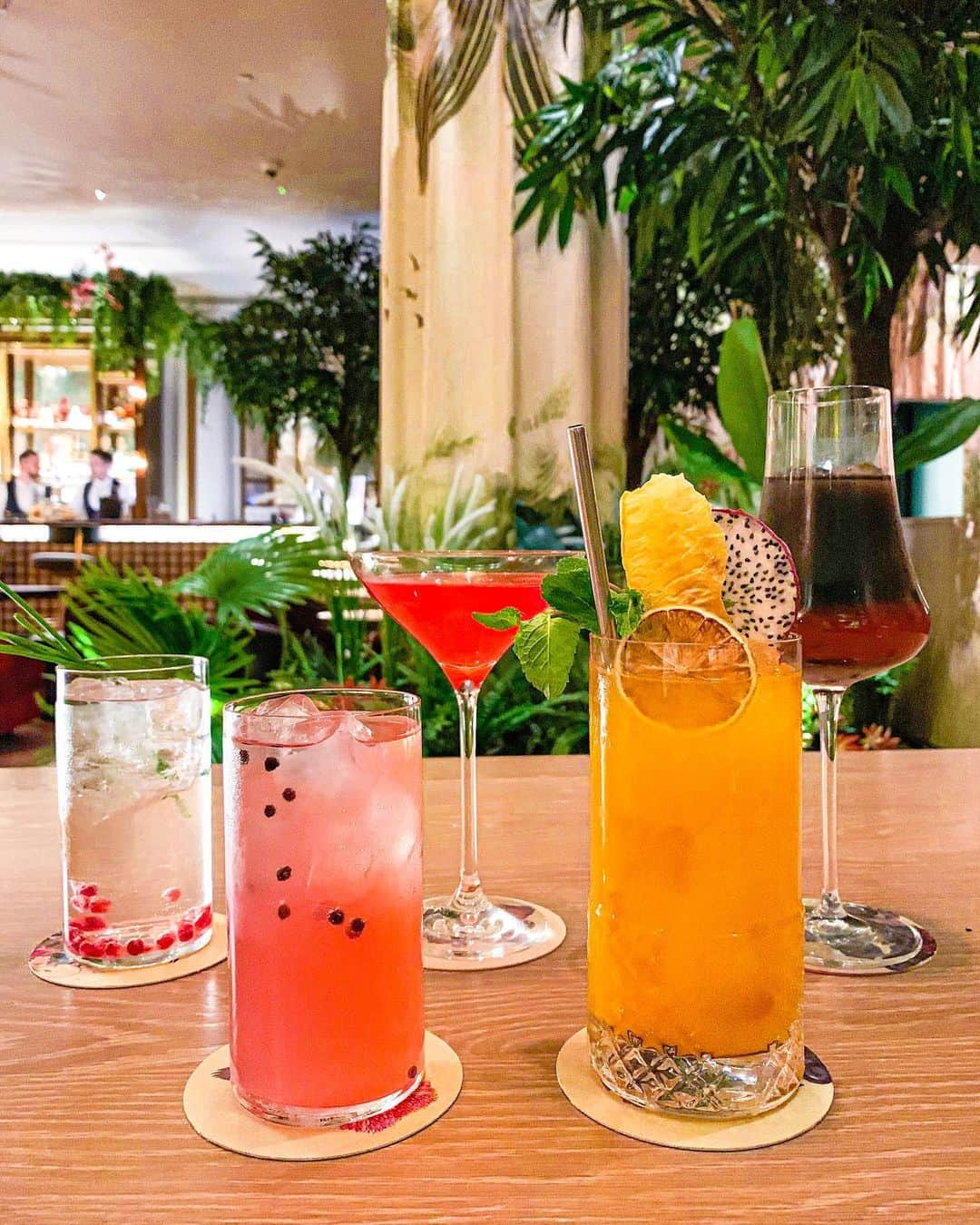 Eat With Steph & Coのインスタグラム：「✨Sipping on cocktails infused a spark of Mid-Week Magic at the luxurious @rockwellsw1 🍹Not only did the drinks and food look great and taste delicious, but the decor was oh-so-pretty! 💖 It's really the perfect place for a classy cocktail date. 😊  Mid-Week Magic is only on Wednesday evenings, where a resident fortune-teller or illusionist will be on hand to enchant your evening, plus a caricaturist to create a personalised image as a keepsake of your experience! ♠️♥️♣️♦️Highly recommend! __ 📷 @markk.uk #invite #drinks #cocktails #drinklondon #foodie」