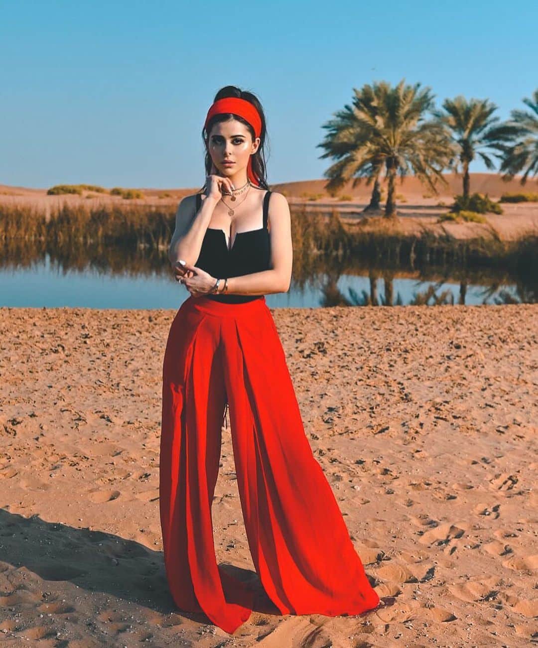 のインスタグラム：「Is there an oasis behind me or is it just a mirage? Comment 💙 if you think there’s an oasis, comment 💛 if you think it’s just a mirage 😜」
