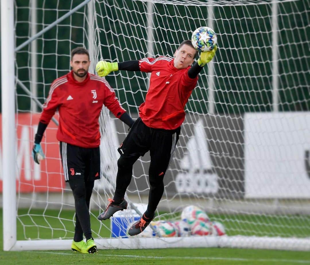 ヴォイチェフ・シュチェスニーのインスタグラム：「@championsleague is back!⚽️👐 #ForzaJuve #training #UCL」