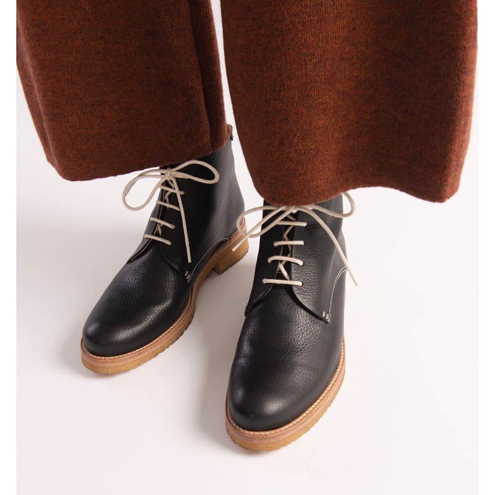 テーリポルキさんのインスタグラム写真 - (テーリポルキInstagram)「Ola boots are originally designed for the SS12 collection and have become classics for the brand. ✨  The merino wool lining will keep you warm through the cold months. Crepe - natural rubber outsole is great and durable for winter. ✨ #vegetanleatherboots #shoedesign #scandinaviandesign#finnishdesign #eco #ecological #greendesign #ecodesign #aw19 #madeinportugal #shoes #footwear #vegetan #sustainablefashion #sustainableluxury #designfromfinland #finnishfashion #chaussures #schoenen #kengät #muoti #terhipölkkistore #terhipölkki」11月26日 3時54分 - terhipolkkishoes