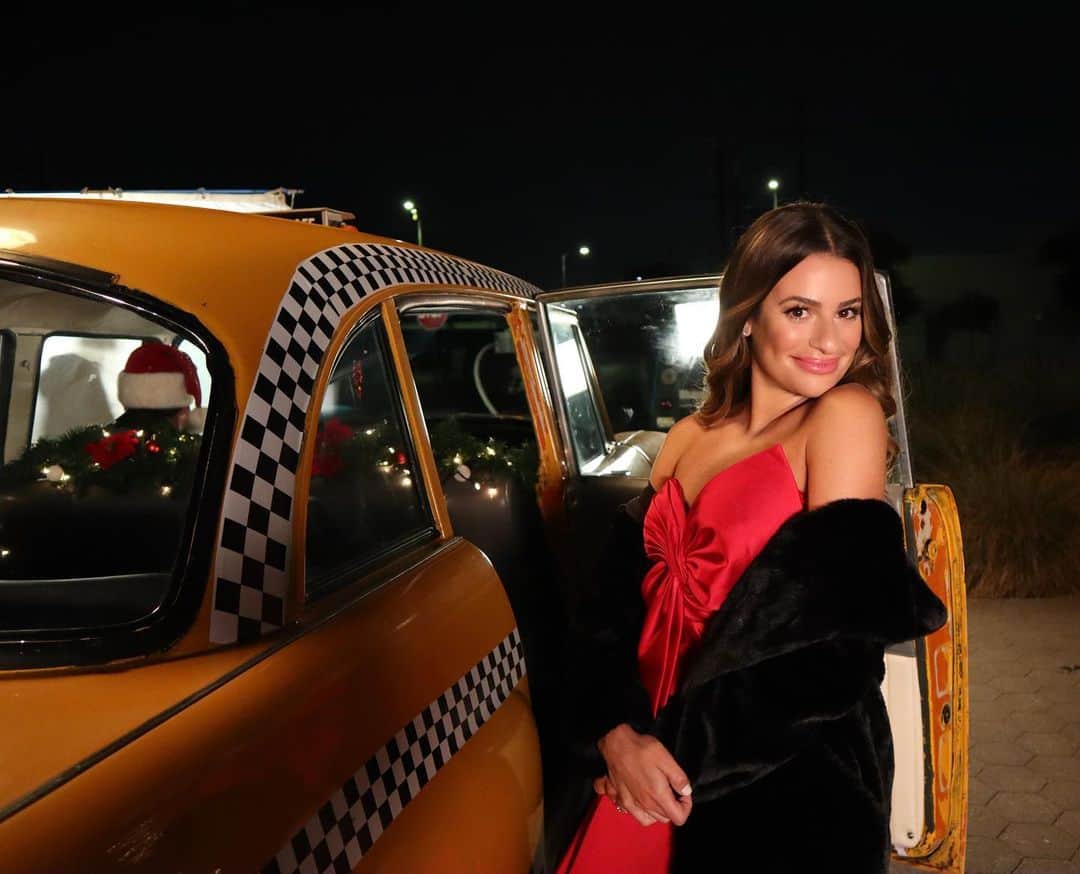 リア・ミシェルさんのインスタグラム写真 - (リア・ミシェルInstagram)「Taxi please 🚖 big week ahead in NYC 💛❤️」11月26日 3時54分 - leamichele