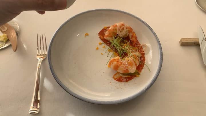 のインスタグラム：「・ ・ @palacehoteltokyo のフレンチが アランデュカスプロデュースで改装及び コンセプトチェンジで11月頭にリニューアルし モダンなフレンチESTERRE(エステール)に 生まれ変わった  アシスタントとのちょっと早い1年お疲れ様会に😌  うつわ、カトラリー、セッティング、インテリア メニュー全てにおいてしゃれてる♡  アランデュカスから見た日本を表現しているんだろうな 2枚目WASARAにオリジナルで手書きしてもらったと言うショープレートは斬新！ このセッティングわたしはすごく好きな感じ  メニューも日本という土地の良さを生かしお野菜も ふんだんに使ったお料理でヘルシーに感じる  デザートはもちろんアランデュカスと言えばチョコレート 言わずもがなすごーく美味しかった🤤  この場所個人的にはcrown時代からdinnerより lunch timeな光がたくさん入る時間が好き 美味しくてでも胃にもたれないフレンチ🍽 さいこう♡ ・ ・ #palacehoteltokyo  #ESTERRE #エステール #写真に無いけどメインは鱈に　#鱈が美味しすぎて感動　#フレンチのお魚で感動したのは久しぶり　 #目が飛び出た #おなちゅがあるかは未確認🤣 #今日からパレスはクリスマス装飾だった！ #夜のツリーもゆっくりみたいな @muku_massaartists チームのクリスマス装飾素敵だからぜひチェックを🎄 #わたしの優秀なアシスタントちゃん #2019年もありがとう　#来年もサポートよろしくね」
