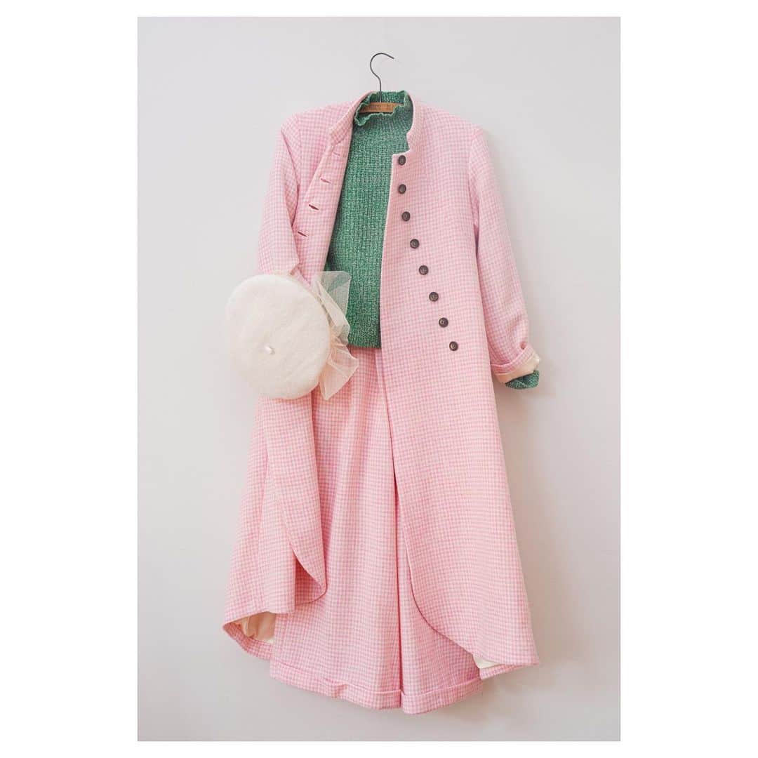 キャベジズ&ローゼズのインスタグラム：「Tweed, Glorious Tweed. The Swirly Coat and Sunday Coat are a wonderful match for the coordinating Tati Trousers. All made from British pink and ivory tweed. Wear with the Maclean Sweater available in green marl superfine lambswool and in cardinal red responsible cashmere. Shop cabbagesandroses.com for pretty winter wear. #tweed #tweedcoat #tweedtrousers #pinkpink #pinkisthenewpink #britishmade #britishsourcedproducts #slowfashionstyle #cabbagesandroses #cabbagesandrosesfashion @christina_strutt @cabbagesandroses_shop 👆Link In Bio👆」