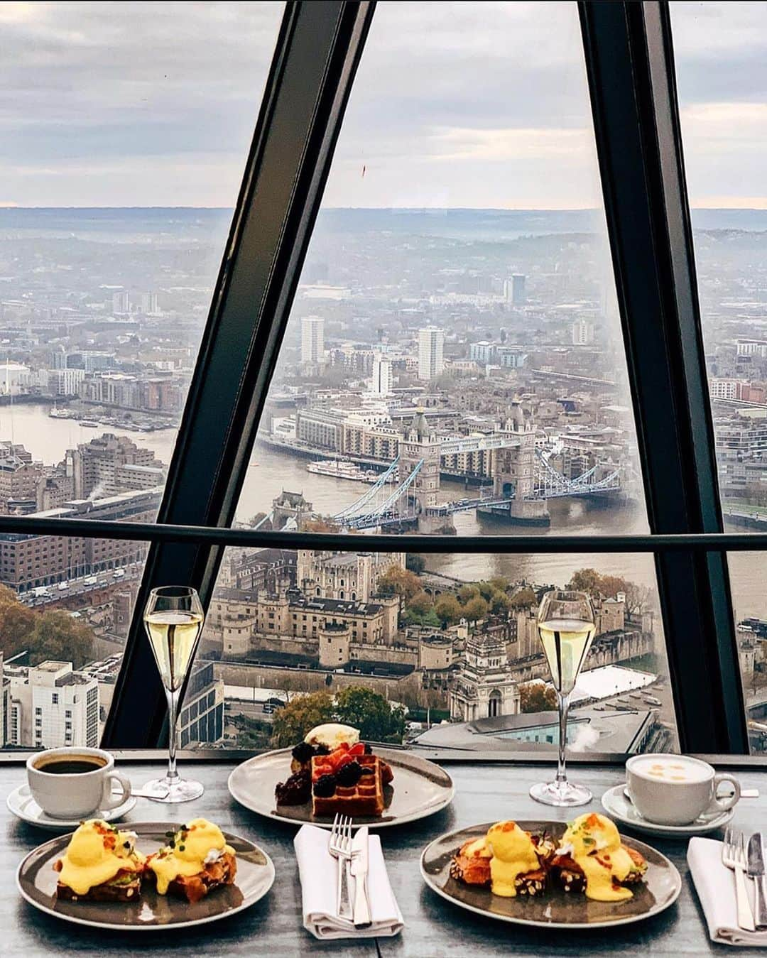 @LONDON | TAG #THISISLONDONさんのインスタグラム写真 - (@LONDON | TAG #THISISLONDONInstagram)「Breakfast with a view and #ChristmasInLondon! 😍🔥🎄😱☕️ Stunning shots from @elensham who enjoyed the views of #TowerBridge over a glass of champagne 🥂 What a perfect morning! 😎 // #thisislondon #gherkin #londonlife #londoncoffeeshops」11月26日 3時59分 - london